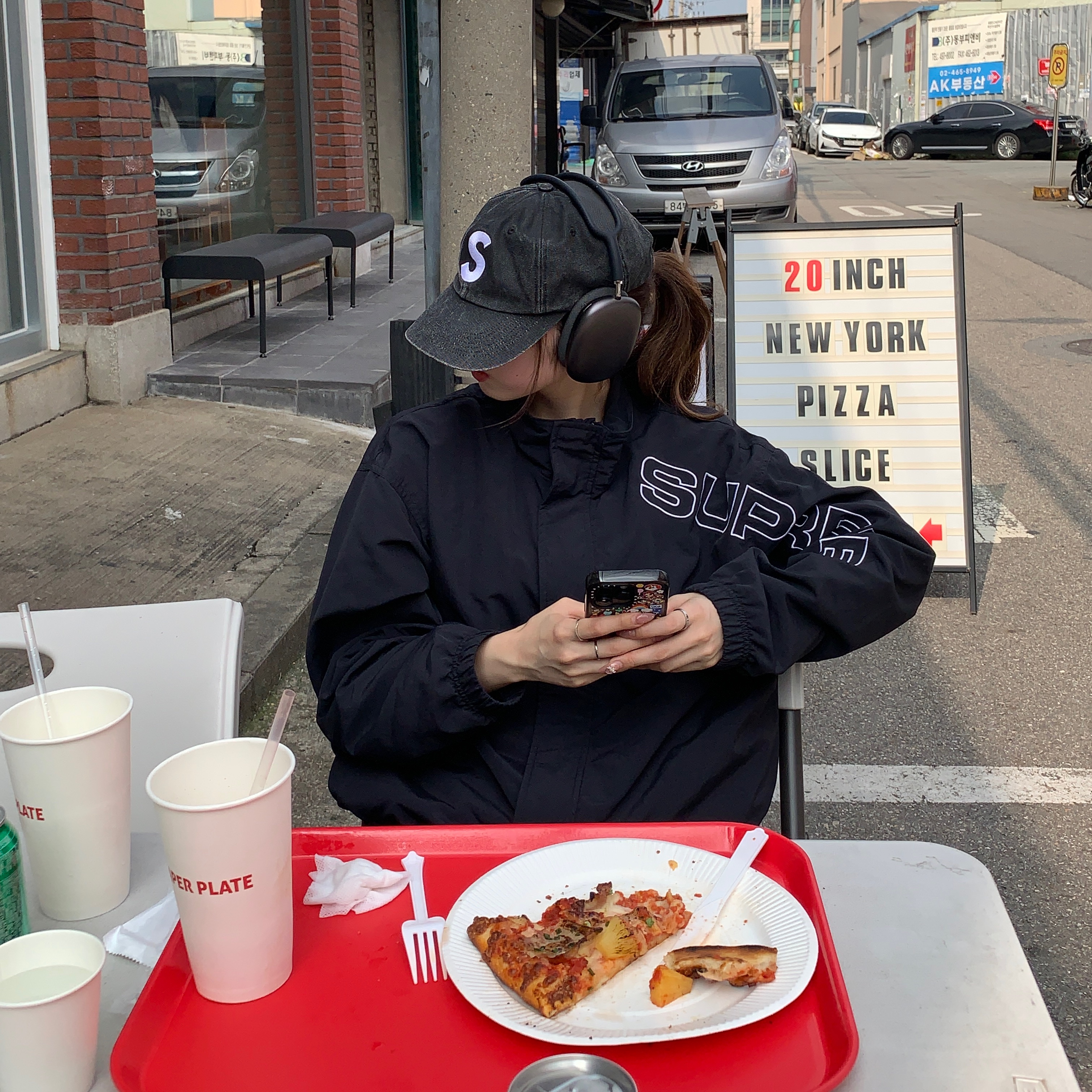Supreme Spellout Embroidered Track Jacket Black - 23FW, Supreme Pigment Canvas S Logo 6-Panel Black - 23SS 착용 스타일 - 3