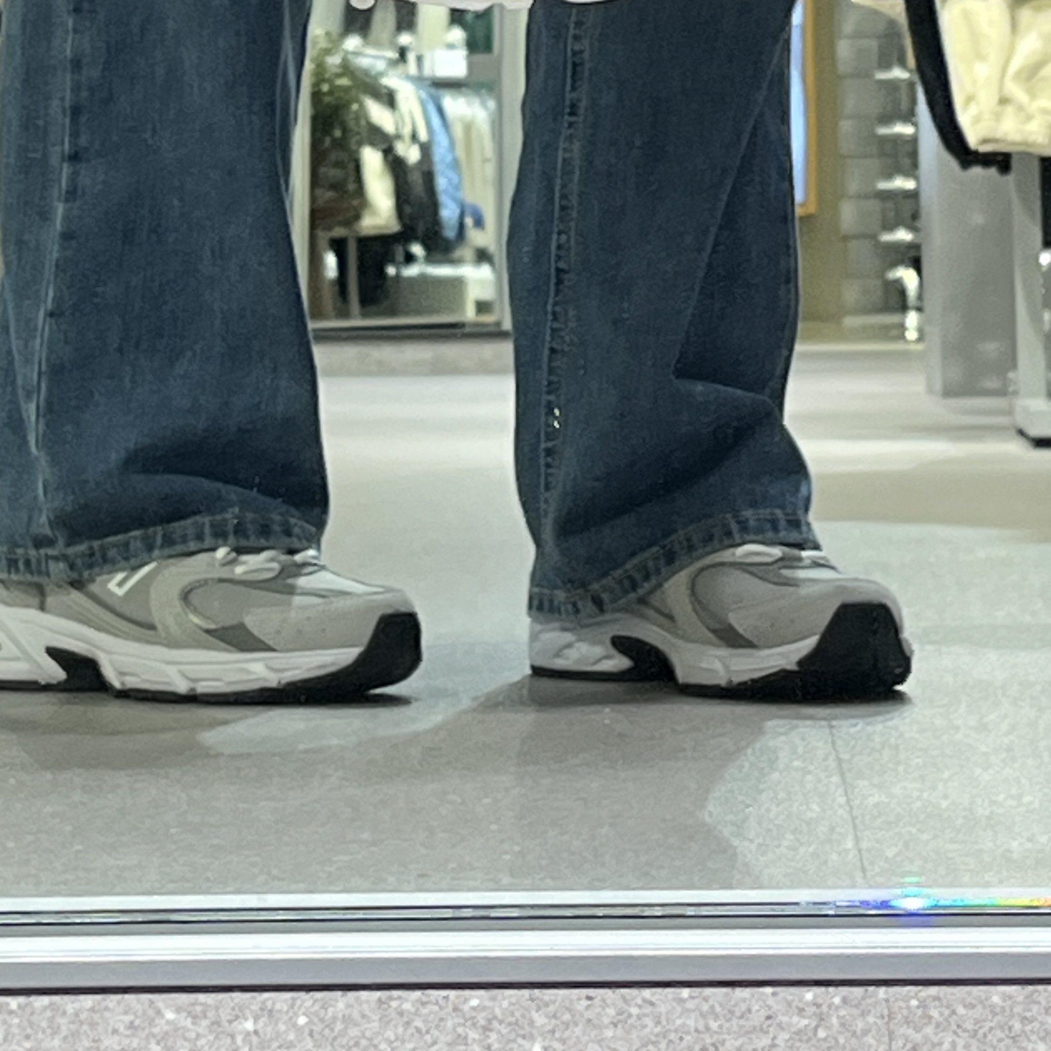New Balance 530 Grey 착용 스타일