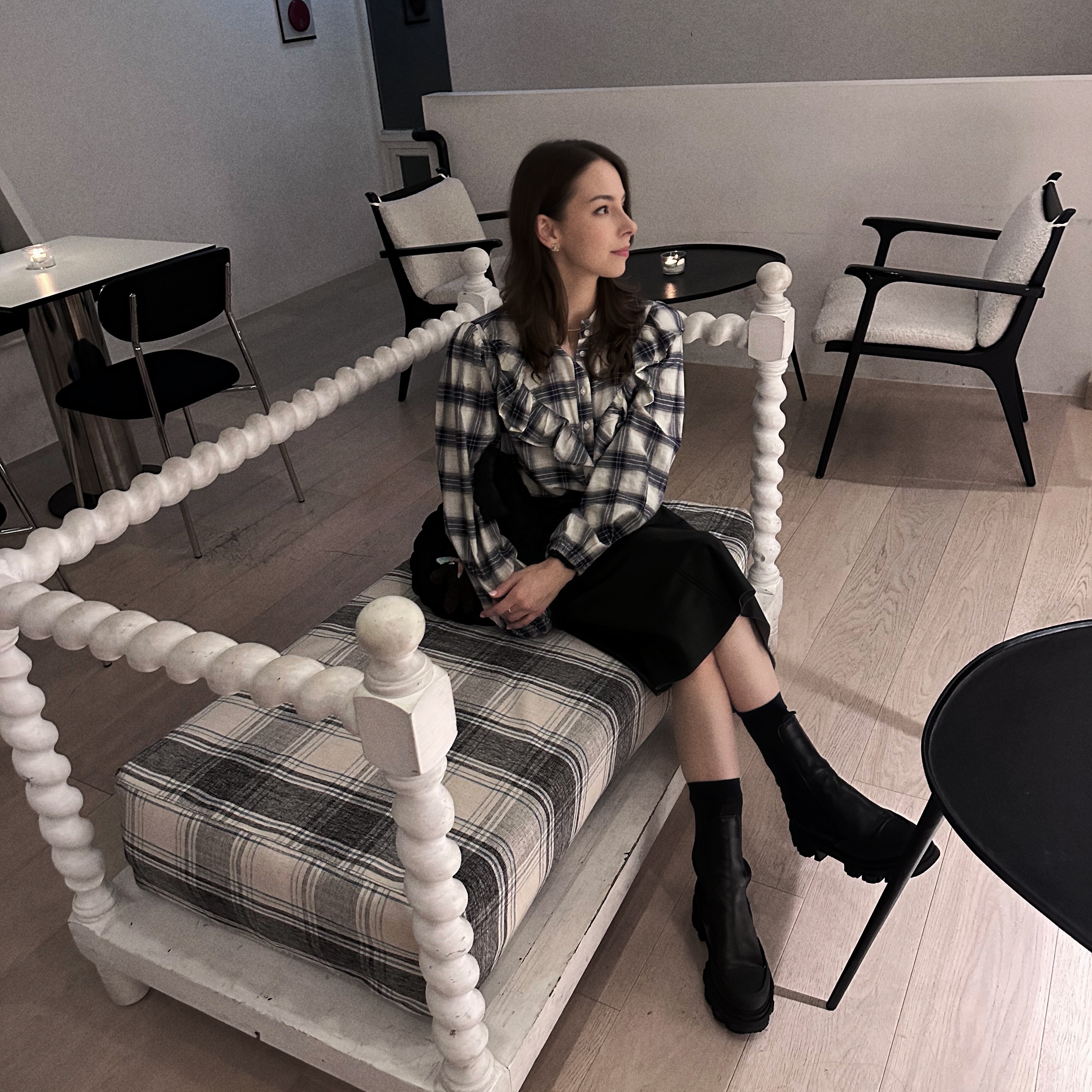 Ganni Mid Chelsea Boots Black, COS Quilted Mini Bag Black 착용 스타일 - 1