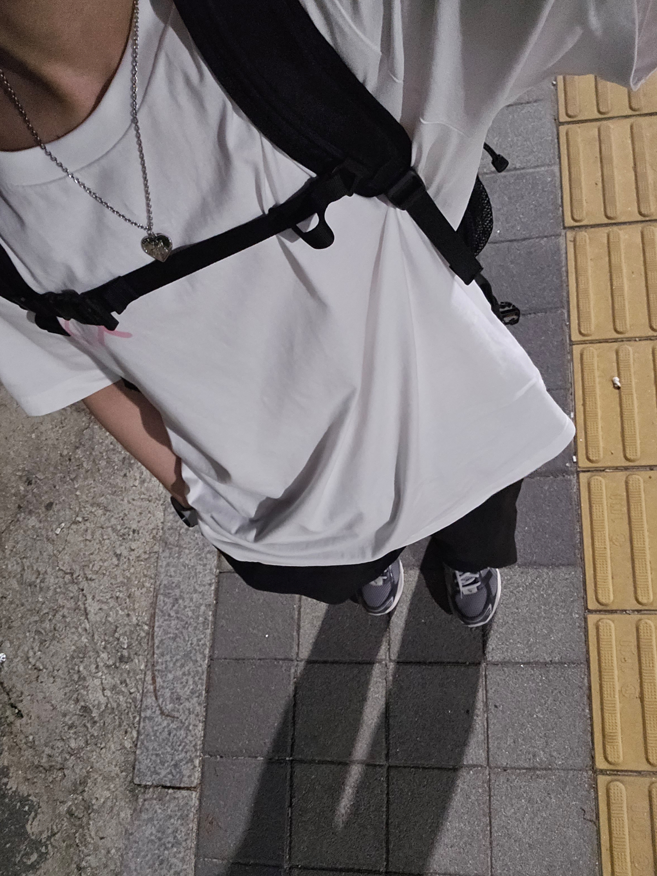 Asics Gel-1130 Oyster Grey Clay Grey, Uniqlo UT x Kaws Short Sleeve Graphic T-Shirt White 착용 스타일