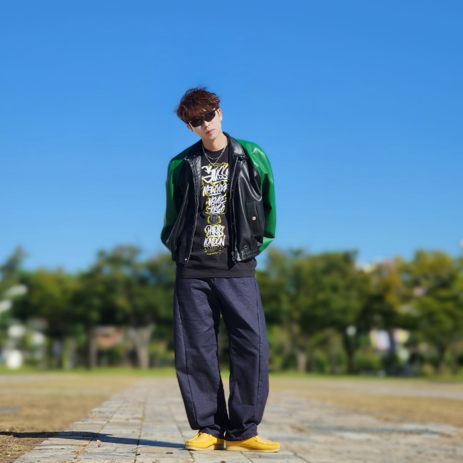Stussy x Born X Raised Handstyles T-Shirt Black, Clarks Wallabee Suede Yellow 착용 스타일 - 1