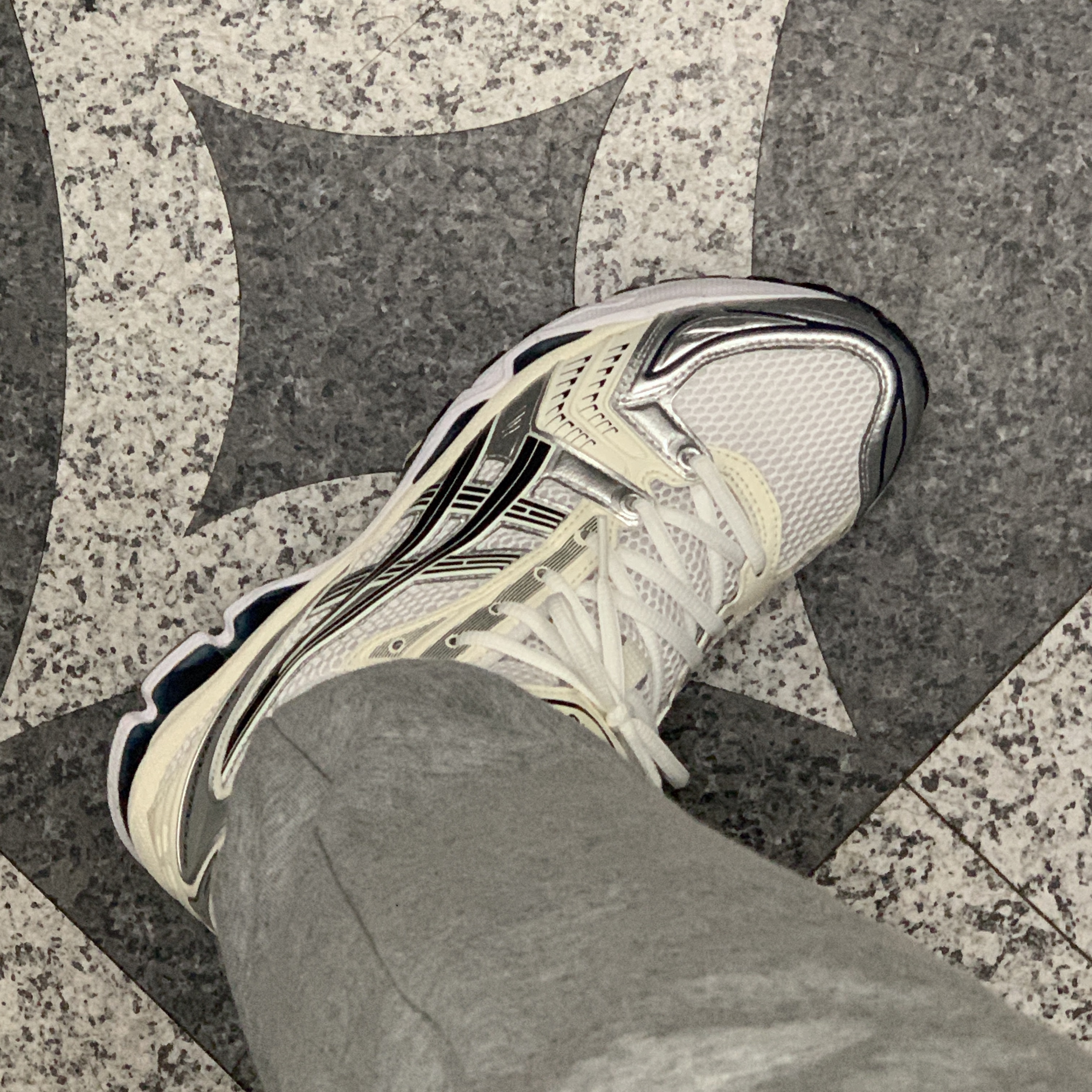(W) Asics Gel-Kayano 14 White Midnight 착용 스타일
