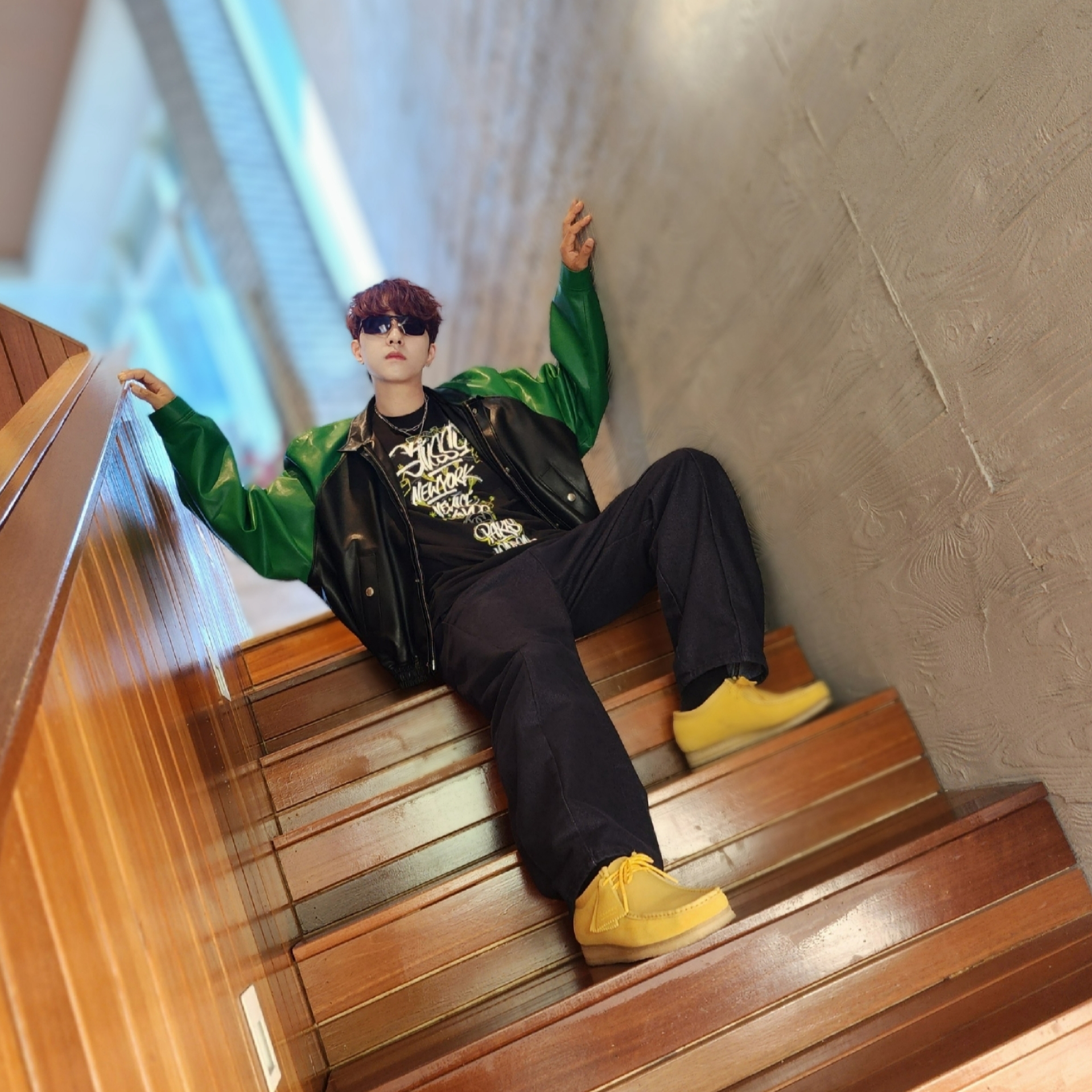 Stussy x Born X Raised Handstyles T-Shirt Black, Clarks Wallabee Suede Yellow 착용 스타일 - 5