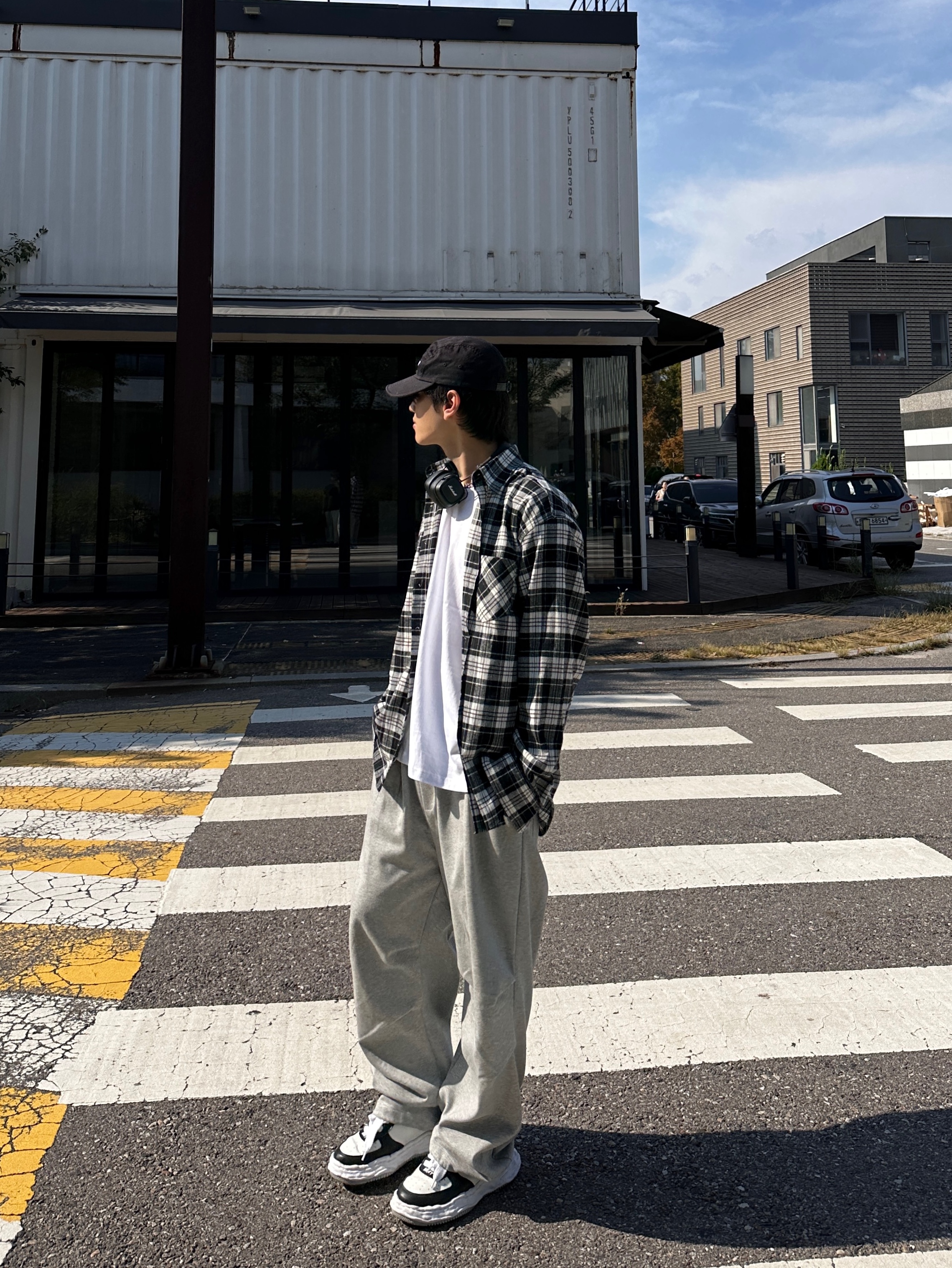 Maison Mihara Yasuhiro Wayne OG Sole Leather Low-top Sneakers Black White, Supreme Washed Chino Twill Camp Cap Black 착용 스타일 - 1