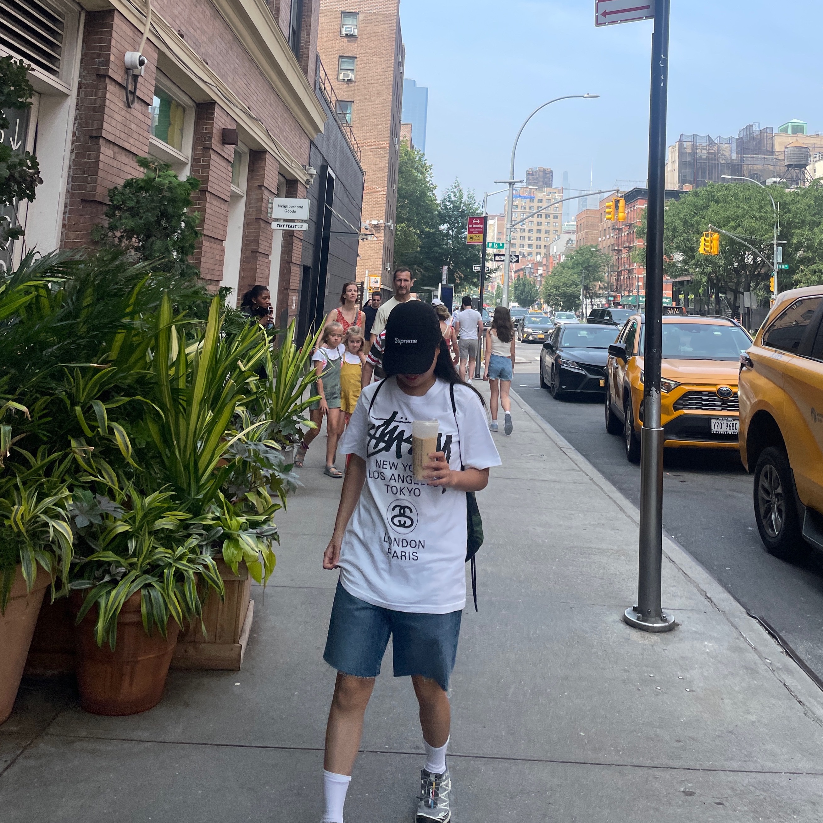 Supreme Washed Chino Twill Camp Cap Black, Stussy World Tour T-Shirt White 착용 스타일 - 1
