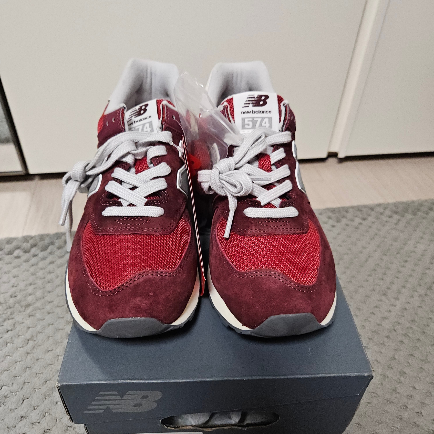 New Balance 574 Classics Lunar New Year Classic Crimson 착용 스타일 - 1