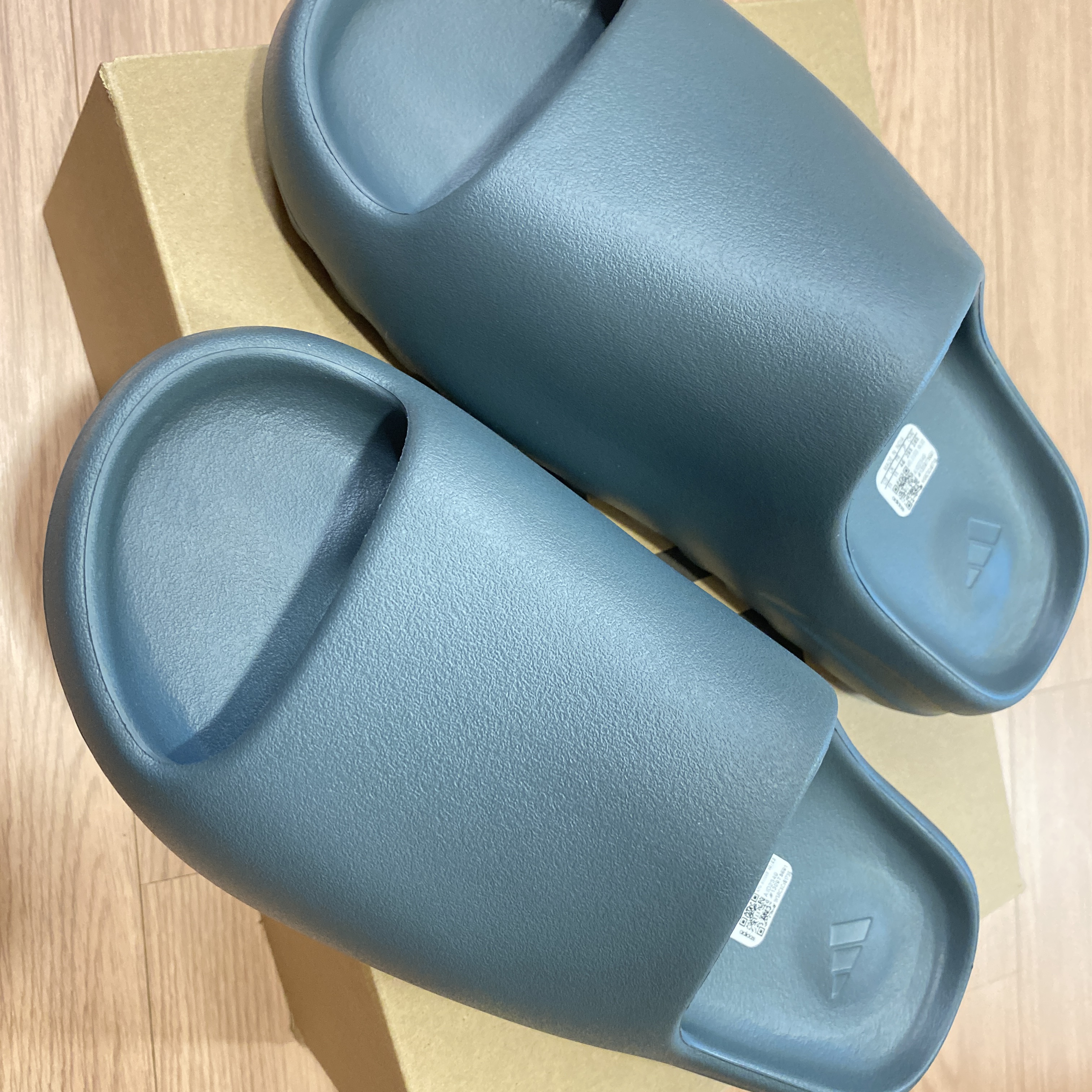 Adidas Yeezy Slide Slate Marine 착용 스타일
