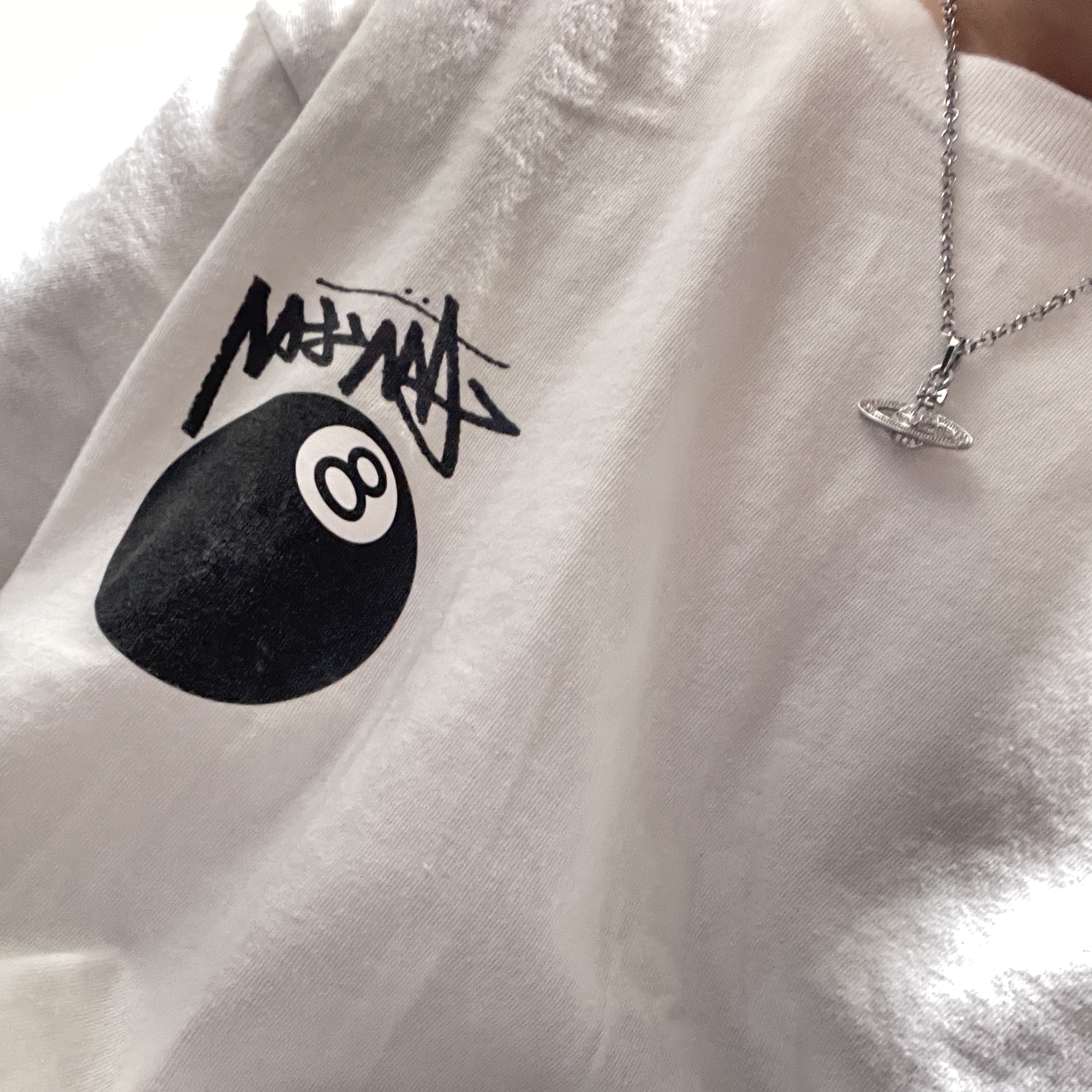 Stussy 8 Ball T-Shirt White - 22SS, Vivienne Westwood Mini Bas Relief Pendant Silver 착용 스타일