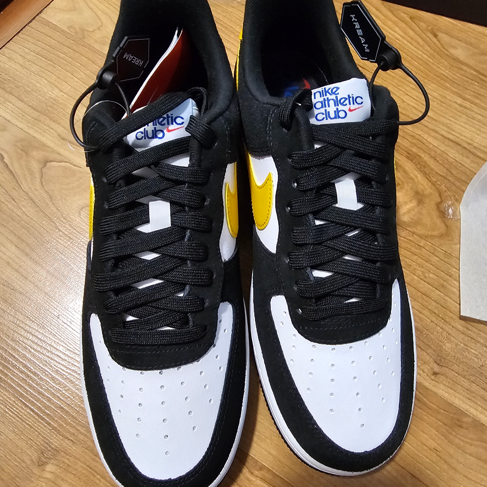 Nike Air Force 1 '07 LV8 Athletic Club Black Dark Sulfur 착용 스타일 - 1