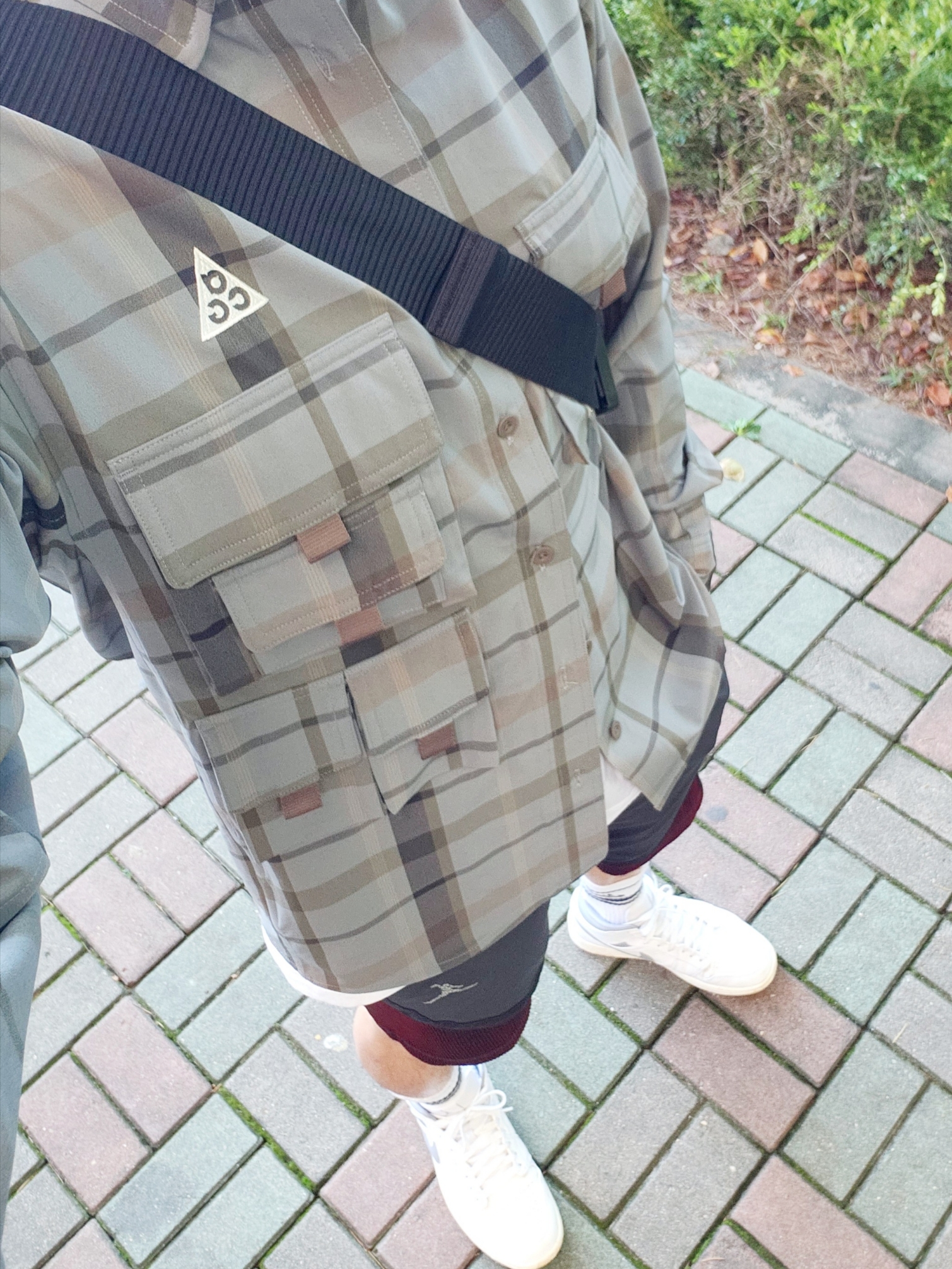 Nike ACG Dri-Fit UV Devastation Trail Shirt Smoke Grey - Asia, Nike Everyday Essential Crew Socks White (3 Pack/Korean Ver.) 착용 스타일