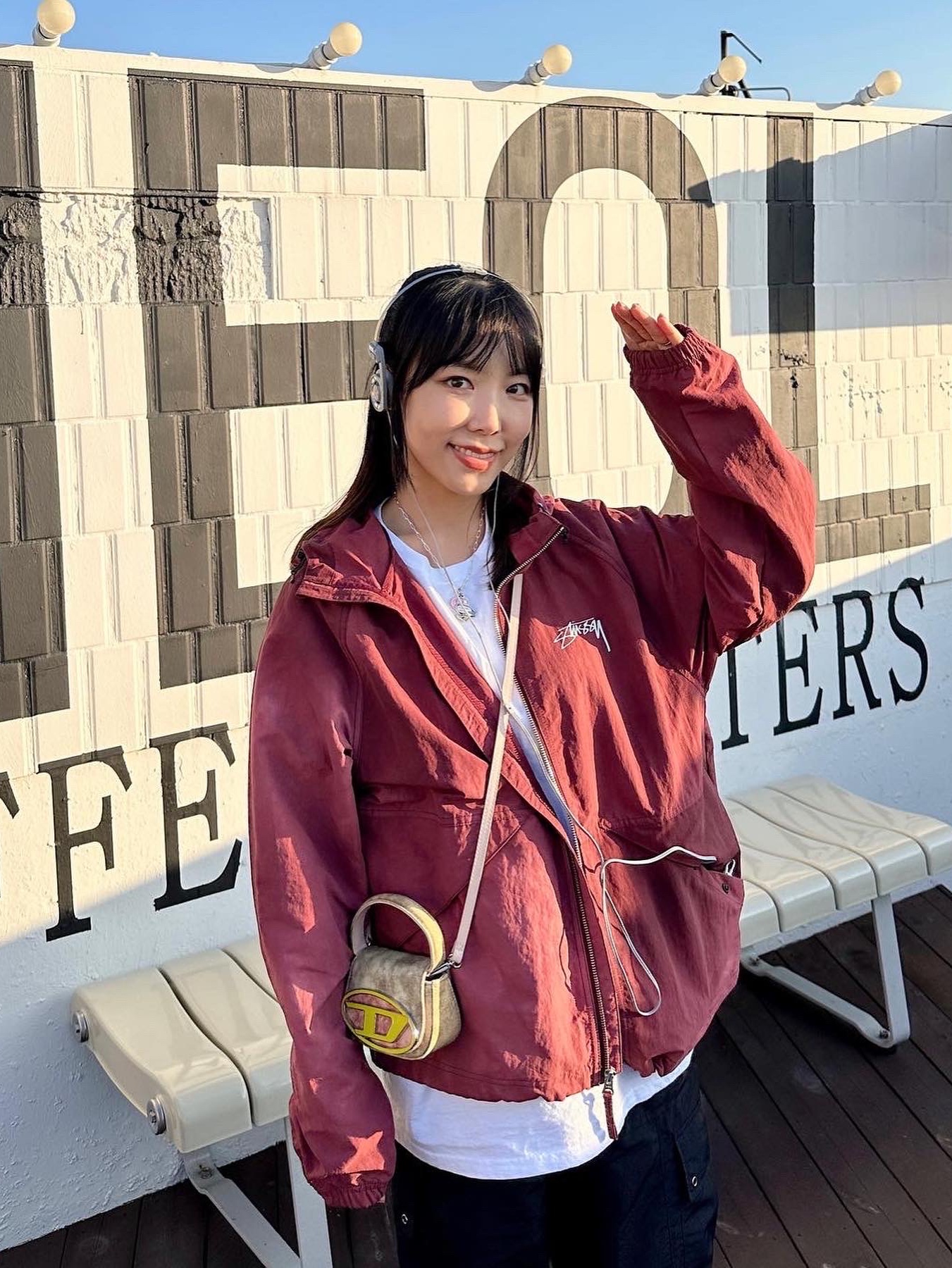 Stussy Wave Dye Beach Shell Jacket Maroon, Supreme x Koss Portapro Headphones Silver - 23FW 착용 스타일 - 1