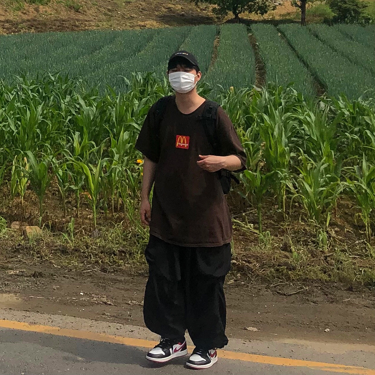 Jordan 1 Mid Gym Red Black White, Supreme Backpack Black - 18FW 착용 스타일