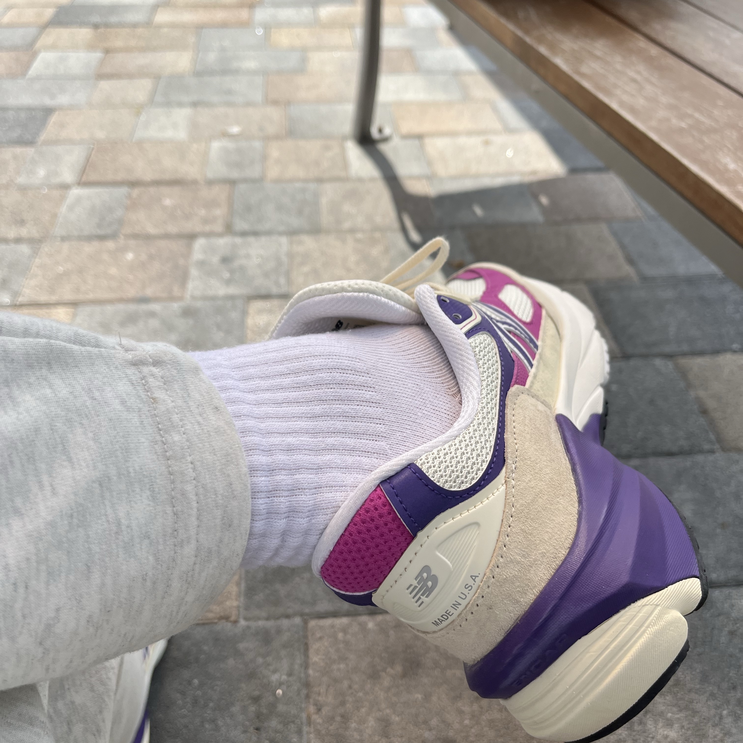 New Balance 990v6 Made in USA Limestone Magenta 착용 스타일 - 1