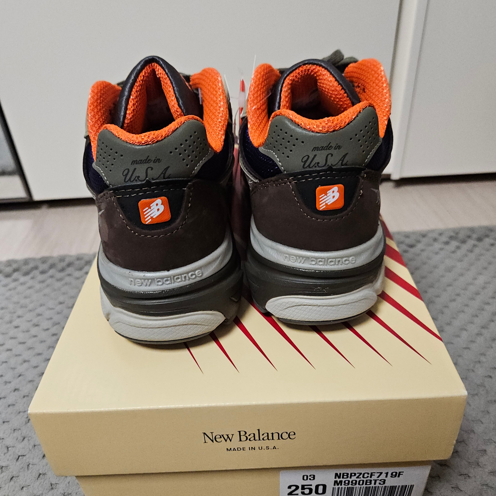 New Balance 990v3 Made in USA Tan Orange 착용 스타일 - 3