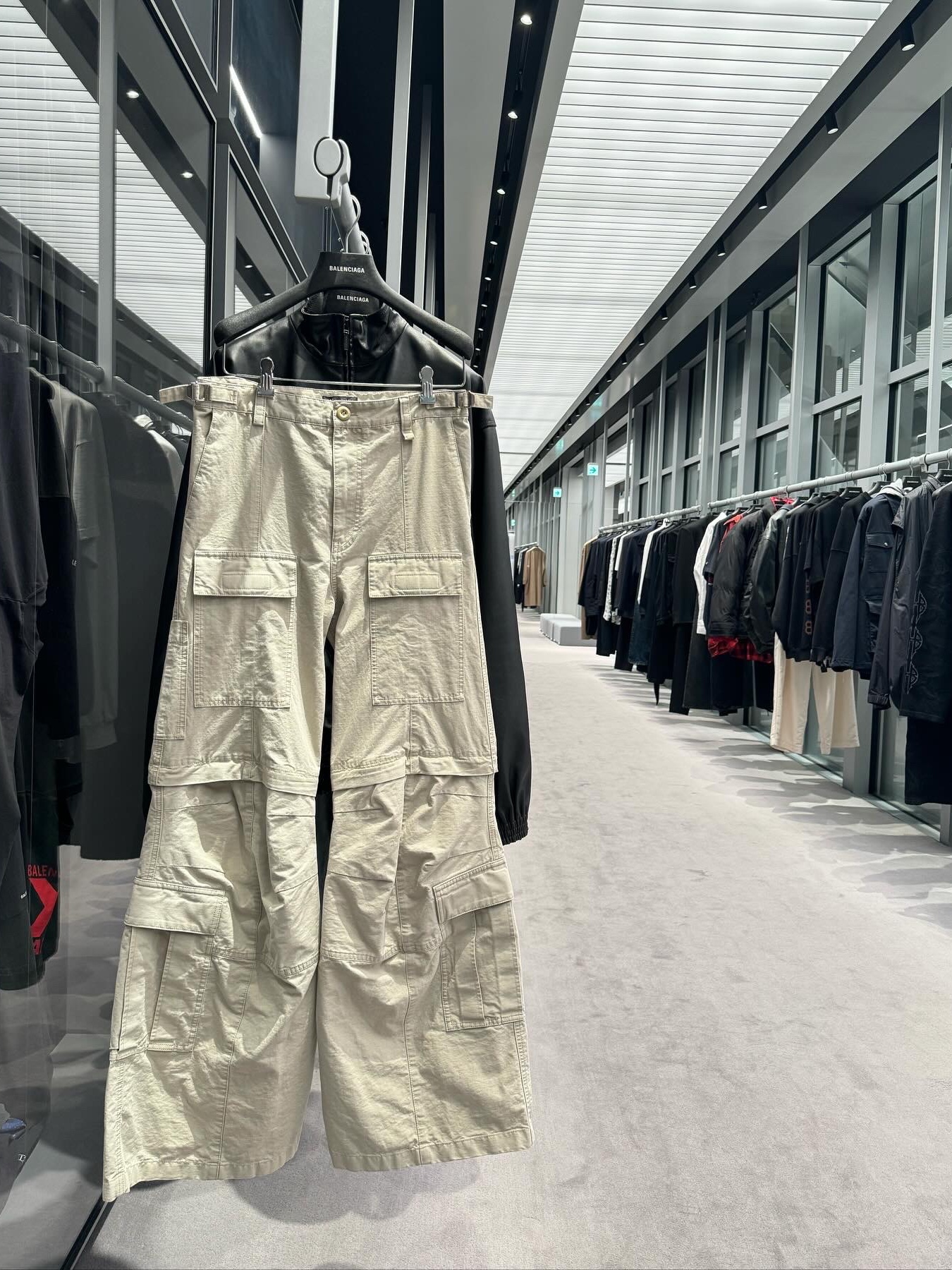 Balenciaga Flared Cargo Pants Beige, Balenciaga Skin Cat Sunglasses Silver 착용 스타일 - 3