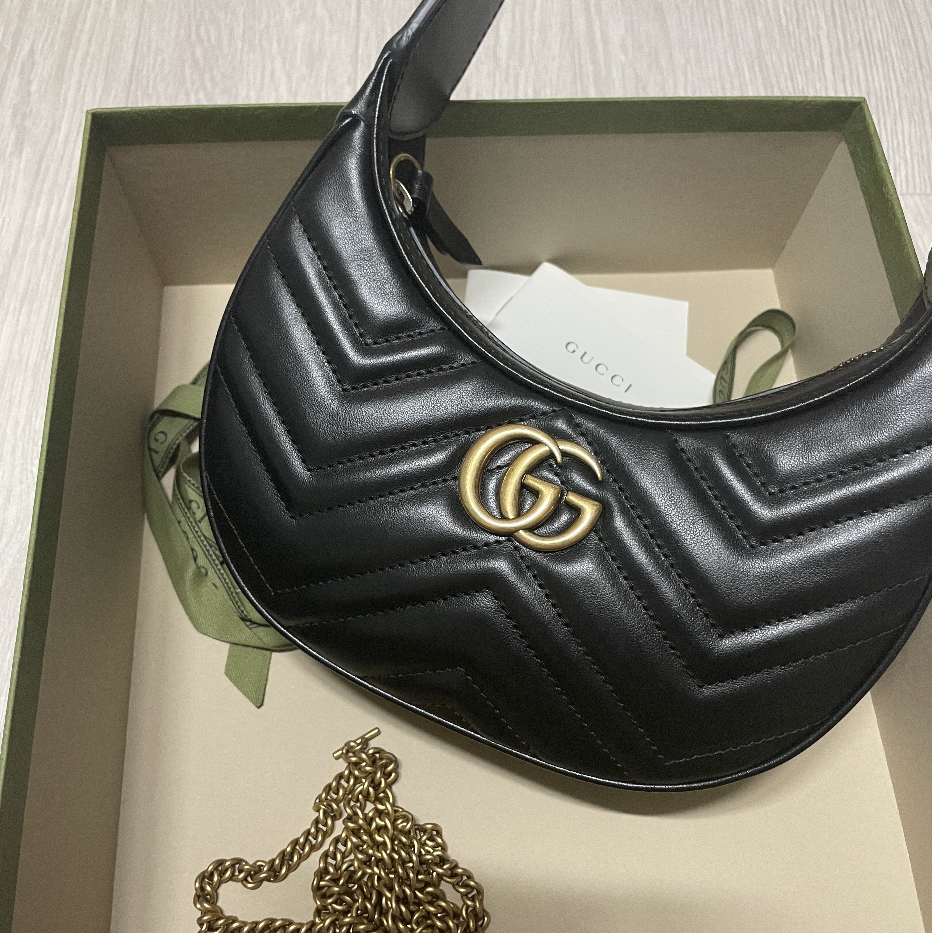 Gucci GG Marmont Half Moon Shaped Mini Bag Black 착용 스타일