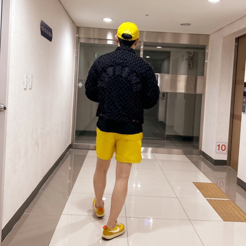 Supreme Hole Punch Denim Trucker Jacket Black - 20SS, Supreme Pigment Print S Logo 6-Panel Yellow - 23FW 착용 스타일 - 3