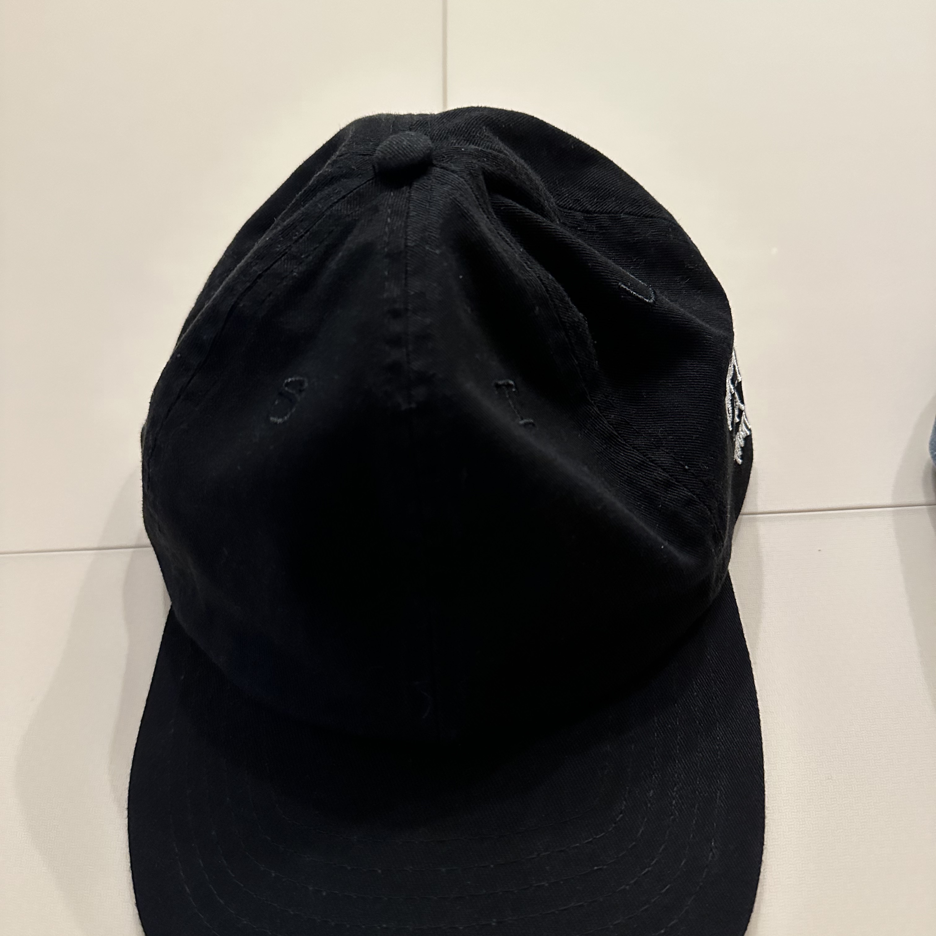 Stussy Built Tough Low Pro Strapback Cap Black 착용 스타일 - 1
