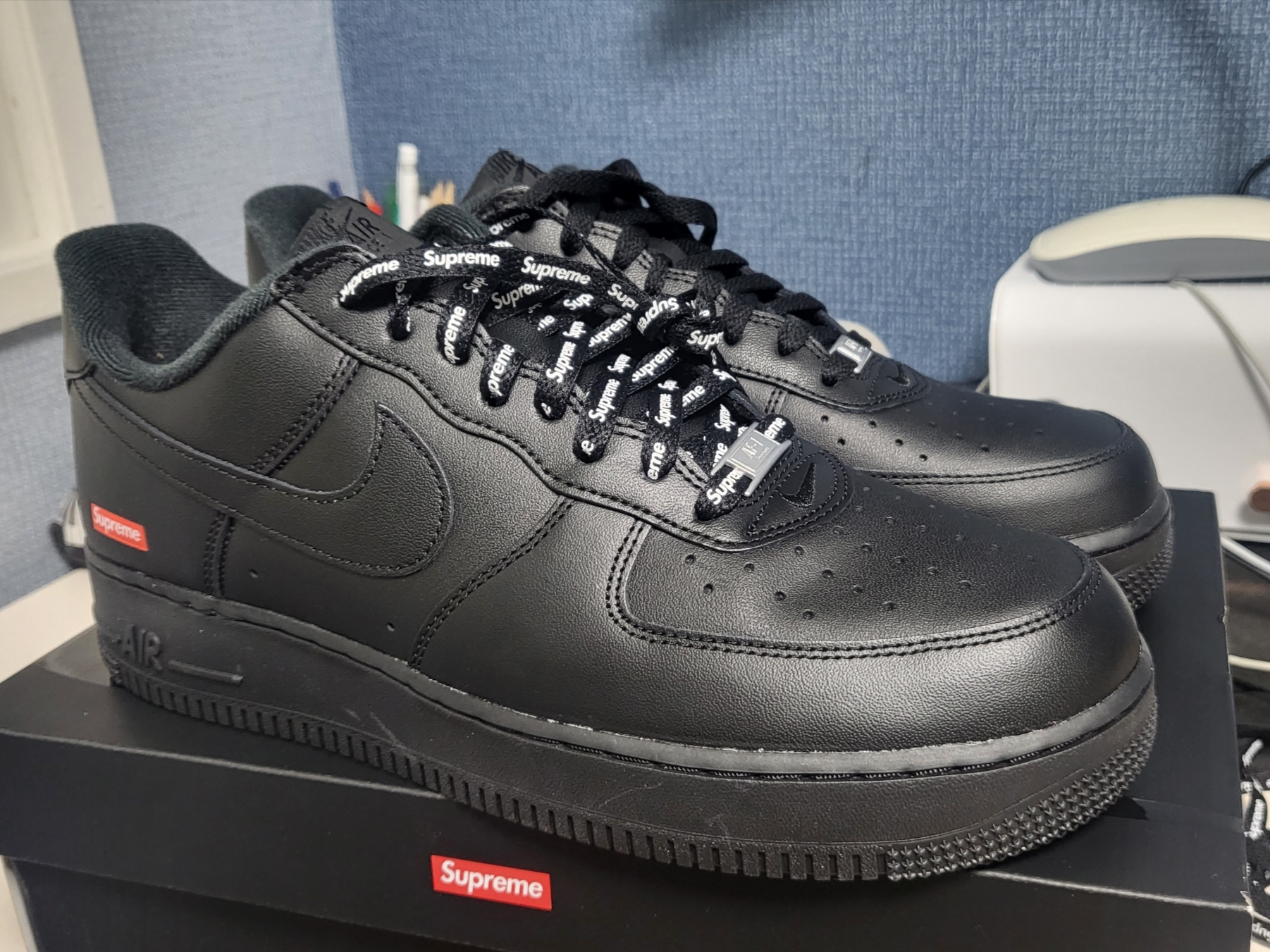Nike x Supreme Air Force 1 Low Black 착용 스타일 - 1