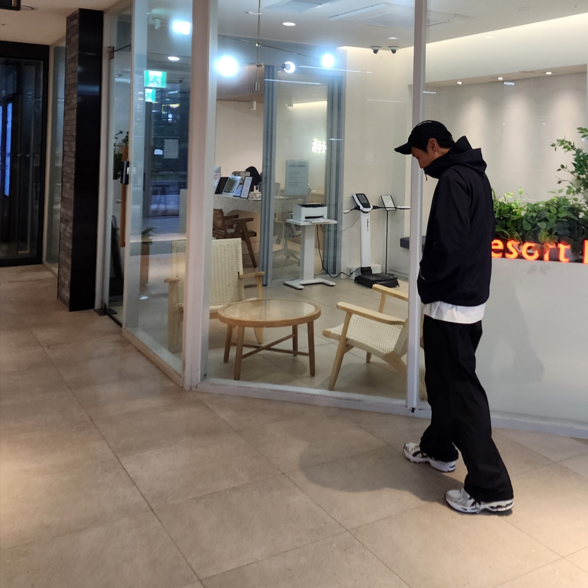 Arc'teryx Beta LT Jacket Black, Asics Gel-Kayano 14 Cream Black 착용 스타일