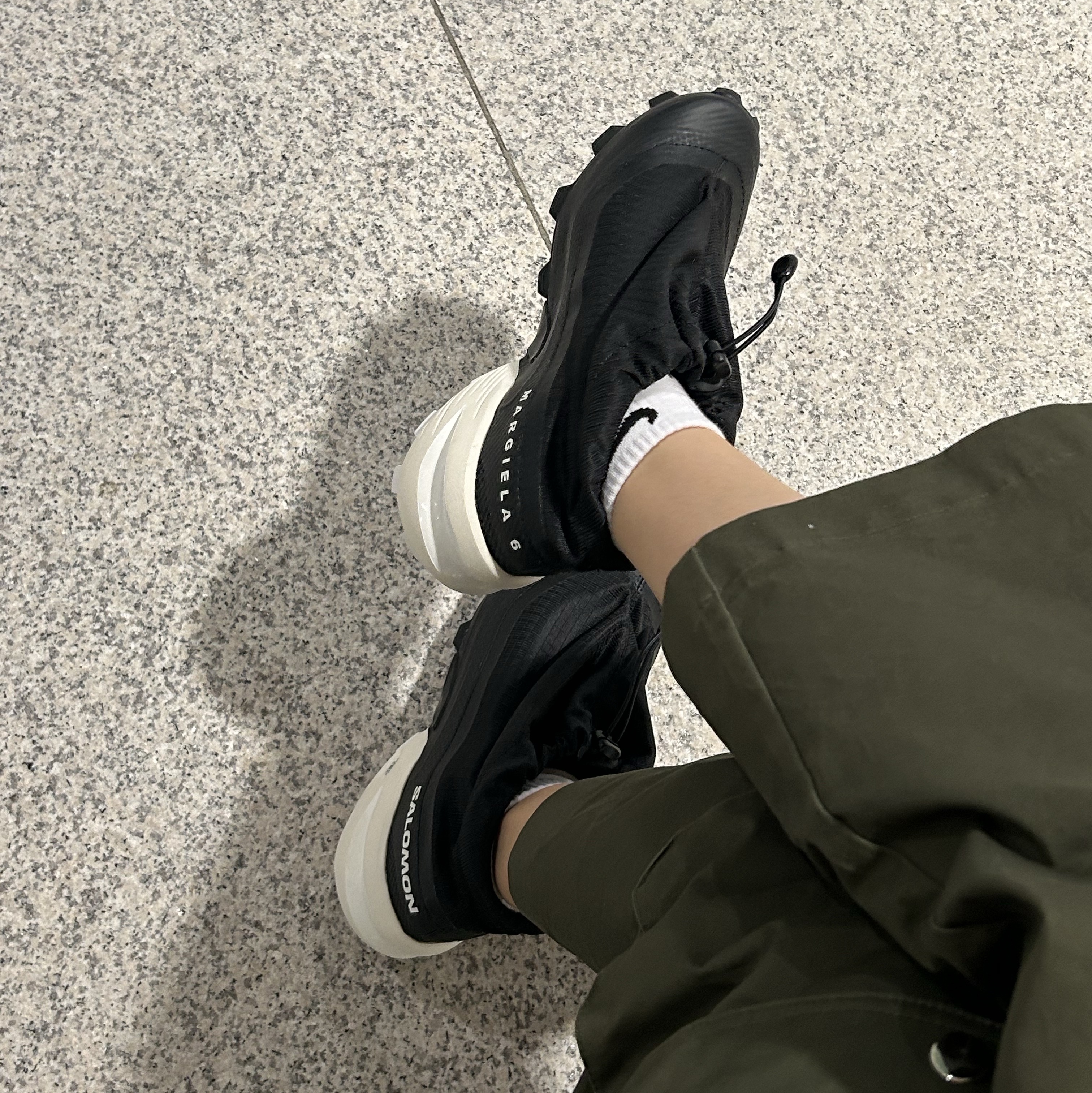 Salomon x MM6 Maison Margiela Cross Low Black 착용 스타일 - 2