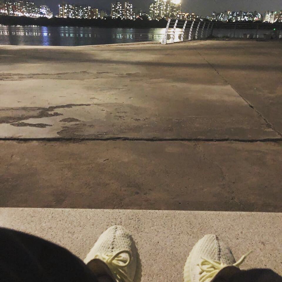 Adidas Yeezy Boost 350 V2 Butter 착용 스타일