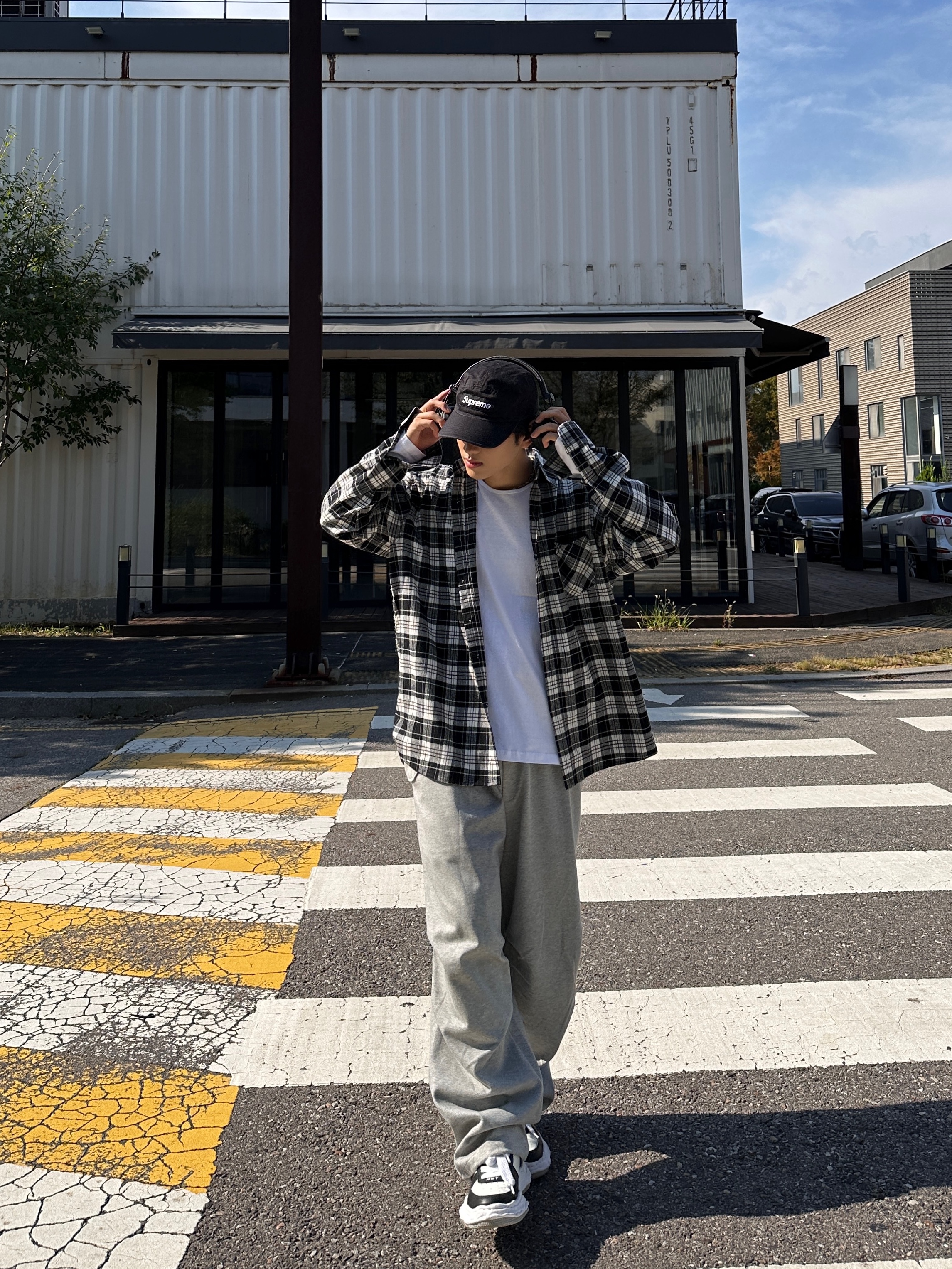 Maison Mihara Yasuhiro Wayne OG Sole Leather Low-top Sneakers Black White, Supreme Washed Chino Twill Camp Cap Black 착용 스타일 - 3