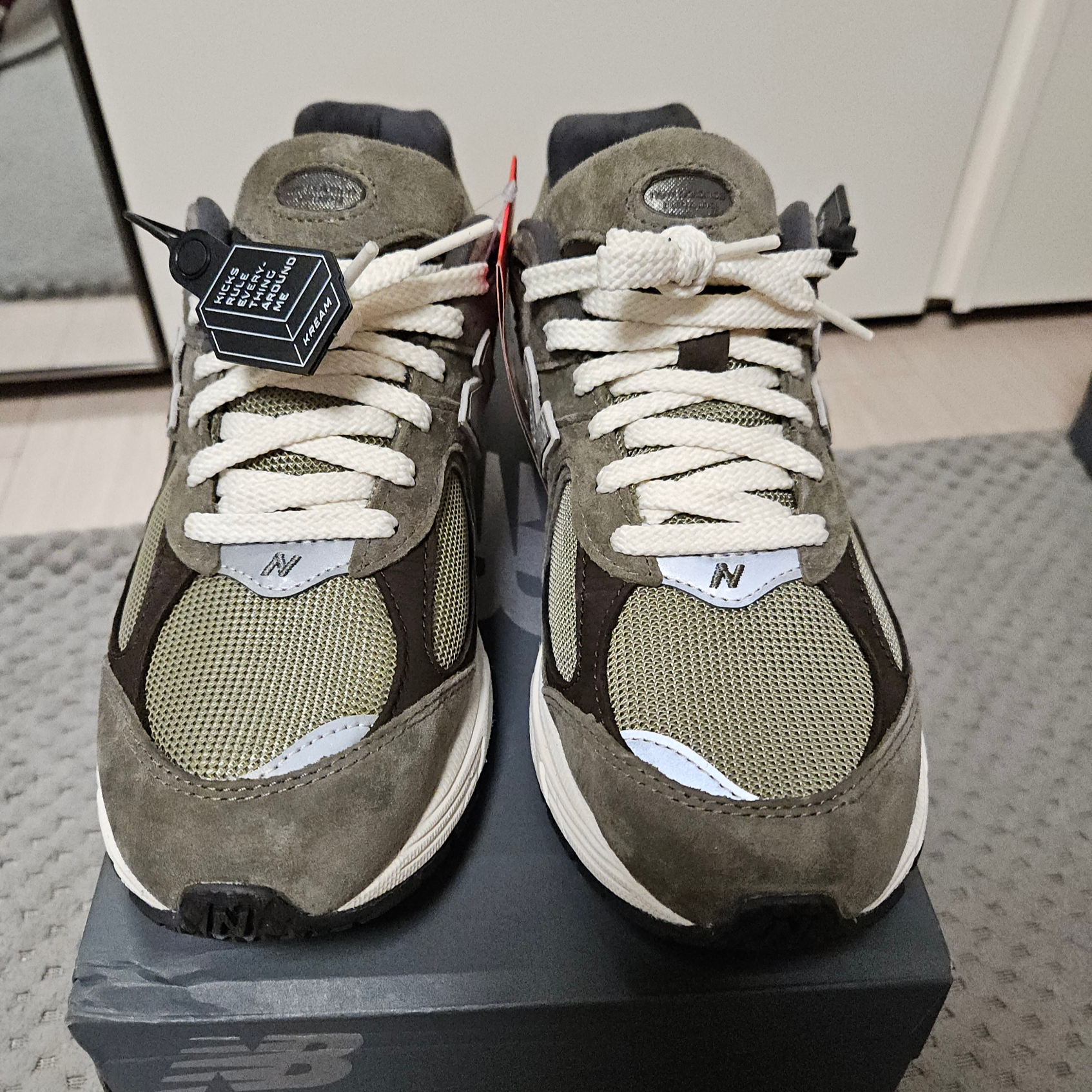 New Balance 2002R Special Vintage Khaki 착용 스타일 - 1