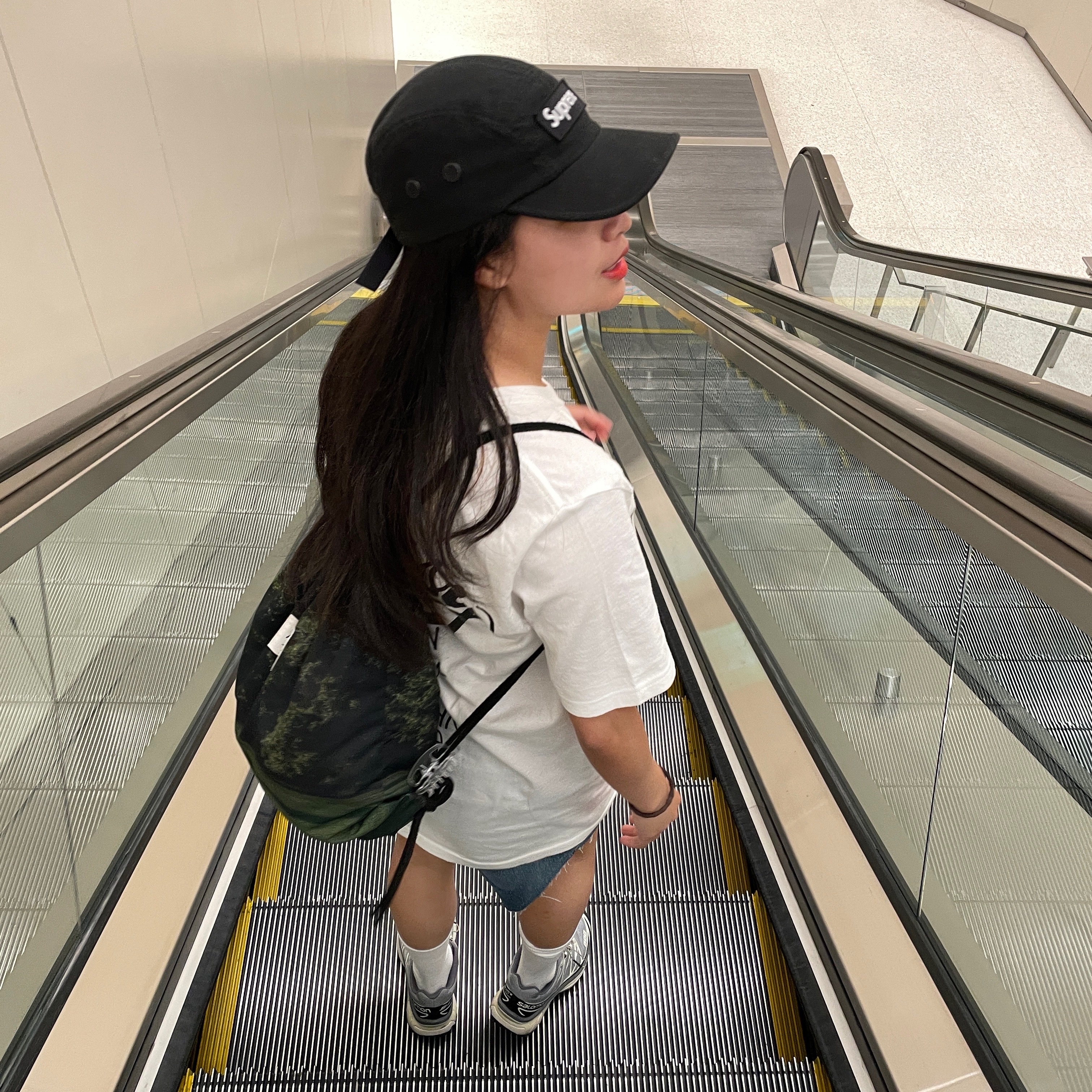 Supreme Washed Chino Twill Camp Cap Black, Stussy World Tour T-Shirt White 착용 스타일 - 2