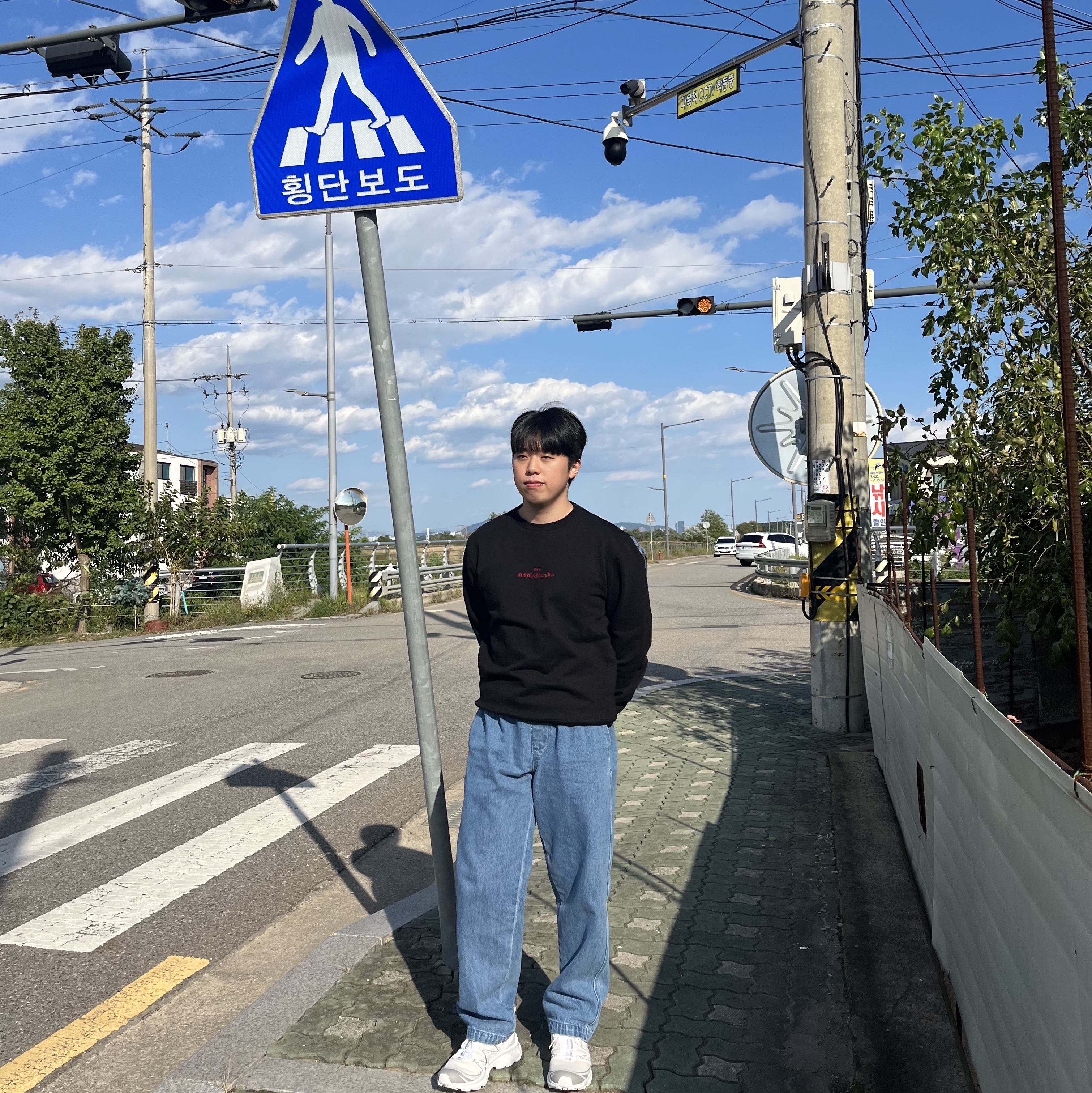 Salomon XT-6 Expanse Vanilla Ice White, Maison Margiela Reverse Stitch Logo Sweatshirt Black Red 착용 스타일