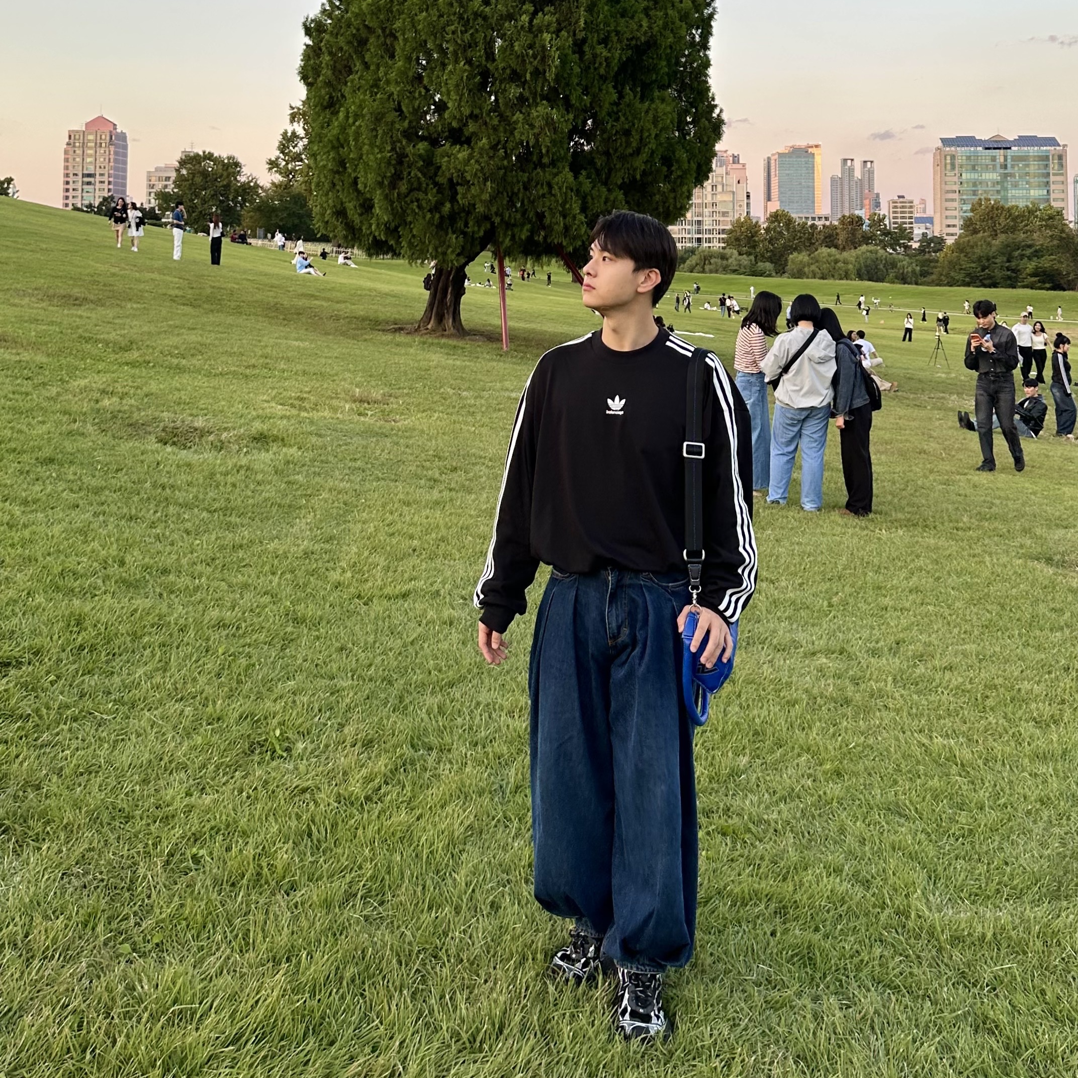 Ader Error x Zara Leather Shoulder Bag Blue, (W) Balenciaga 3XL Sneakers Black 착용 스타일