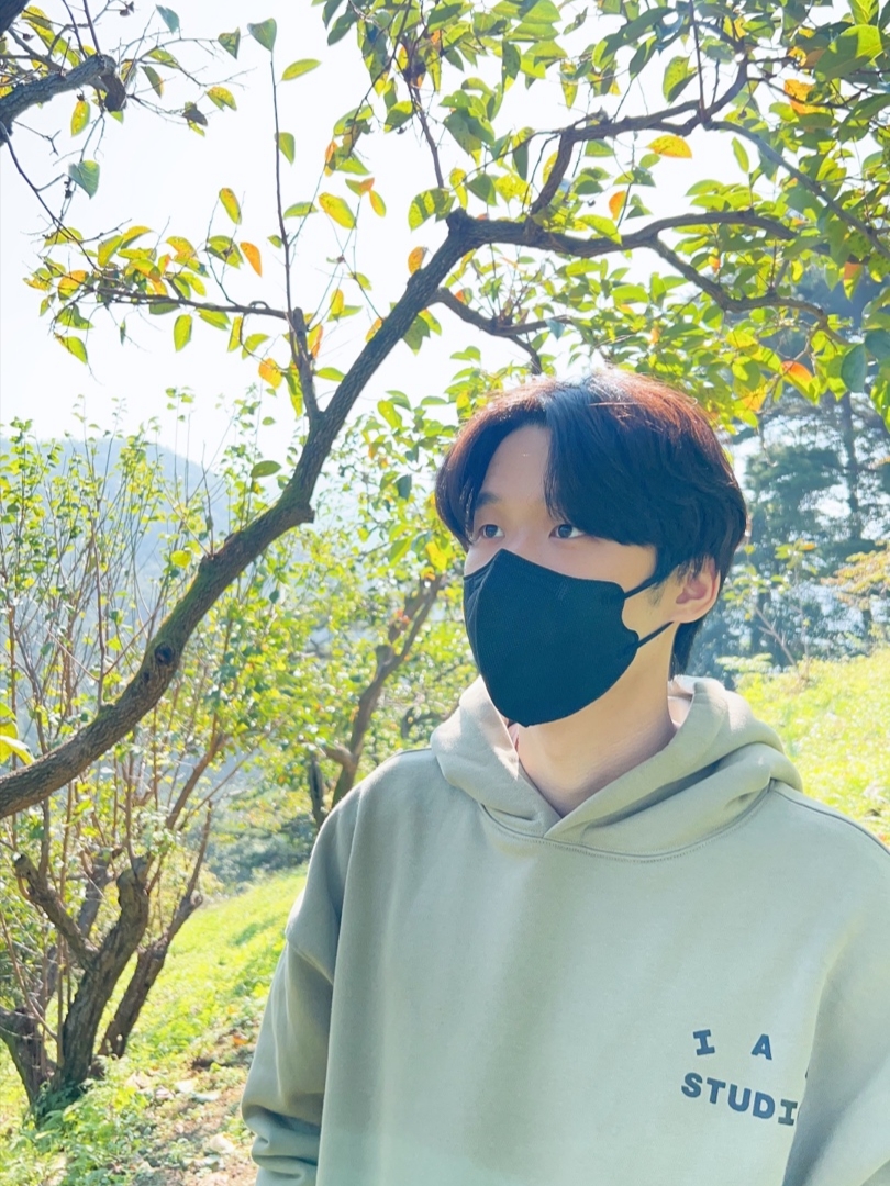 IAB Studio Hoodie Olive 착용 스타일