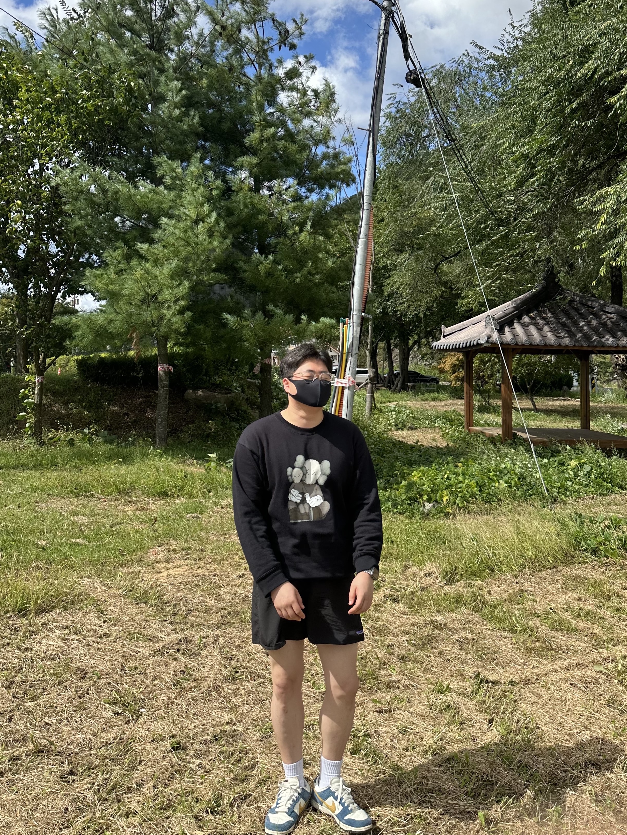 Uniqlo UT x Kaws Long Sleeve Sweatshirt Black, Patagonia Baggies Shorts 5 Inch Black 착용 스타일