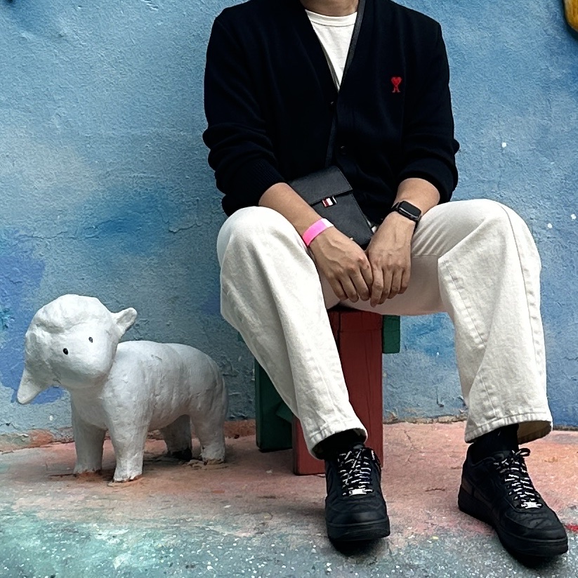 AMI de Coeur Wool Cardigan Black, Thom Browne Strap Phone Holder Black 착용 스타일
