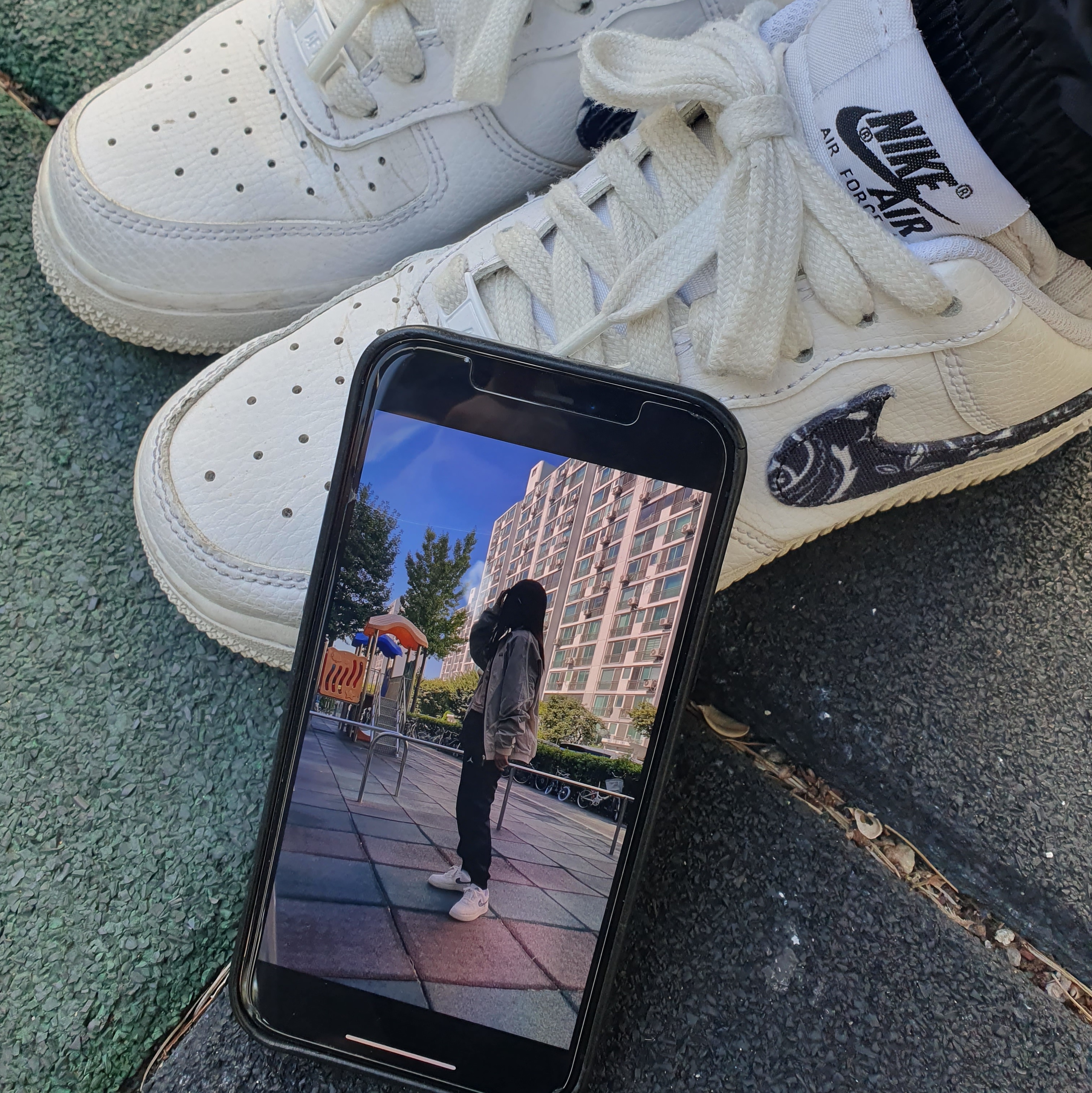 (W) Nike Air Force 1 '07 Essential Paisley Swoosh White Black 착용 스타일 - 1