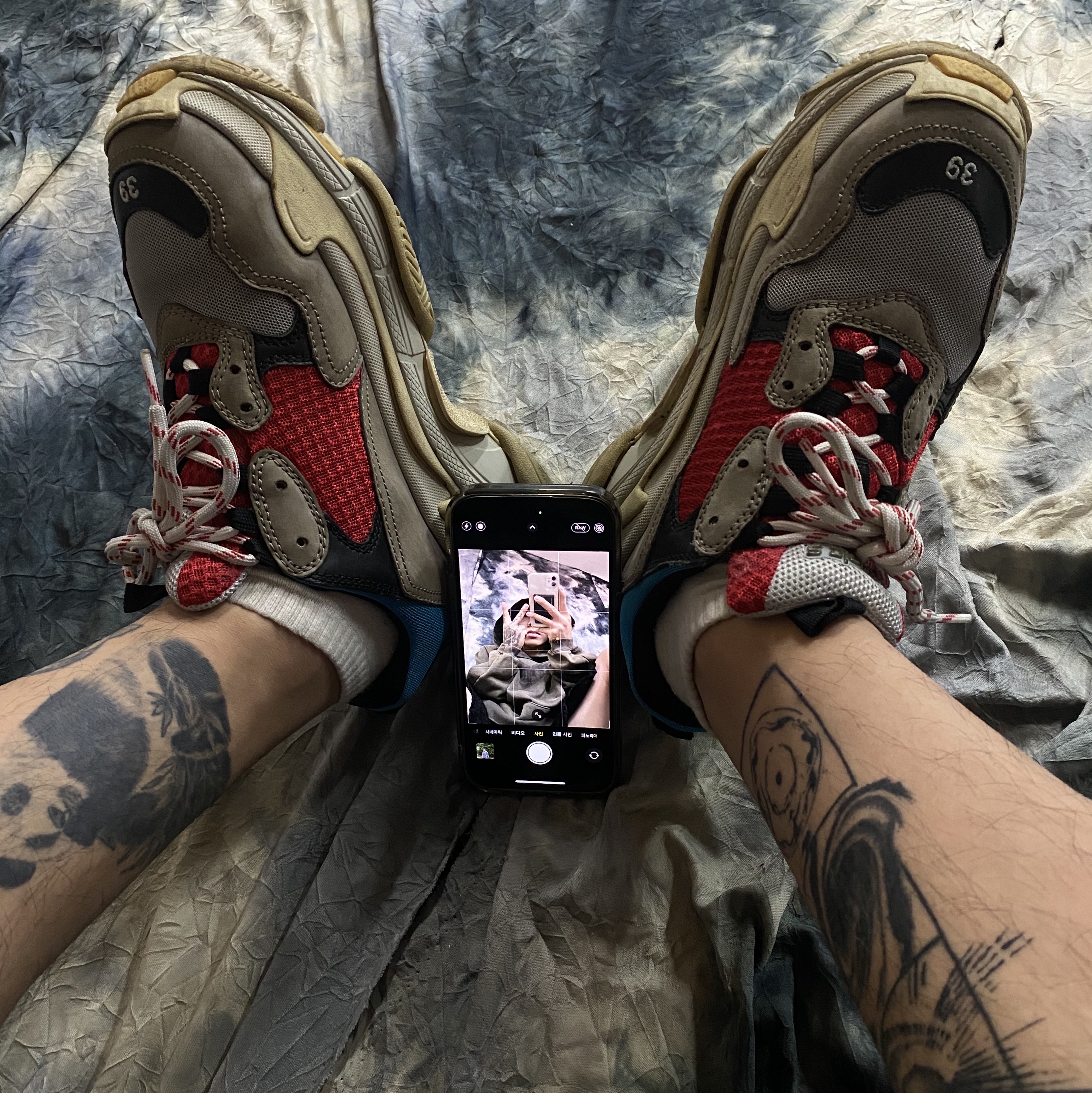 Balenciaga Triple S Sneakers Black 착용 스타일 - 2