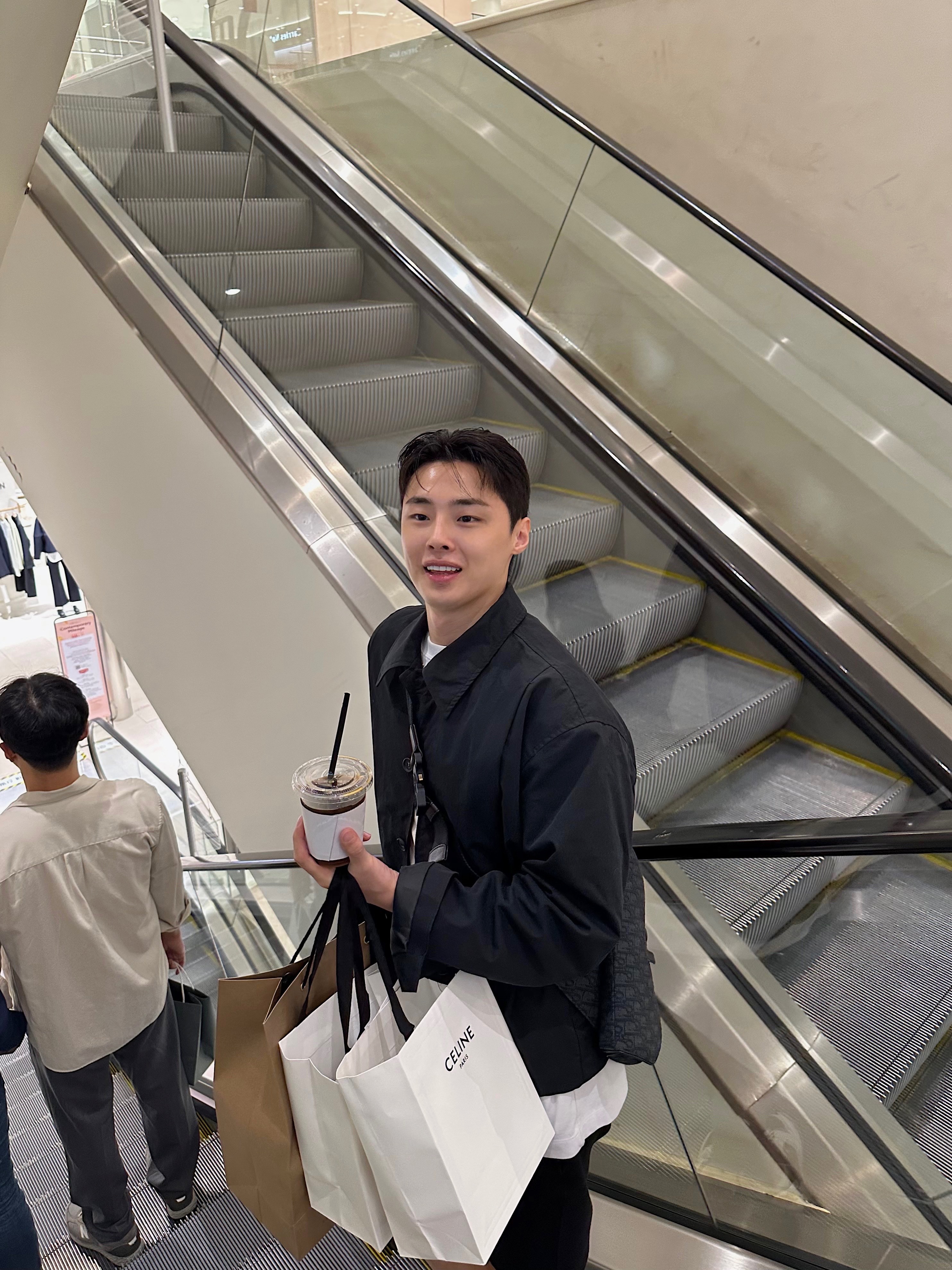 Dior Saddle Bag Black Dior Oblique Jacquard, (W) Jordan 1 x Travis Scott Retro Low OG SP Medium Olive 착용 스타일 - 2