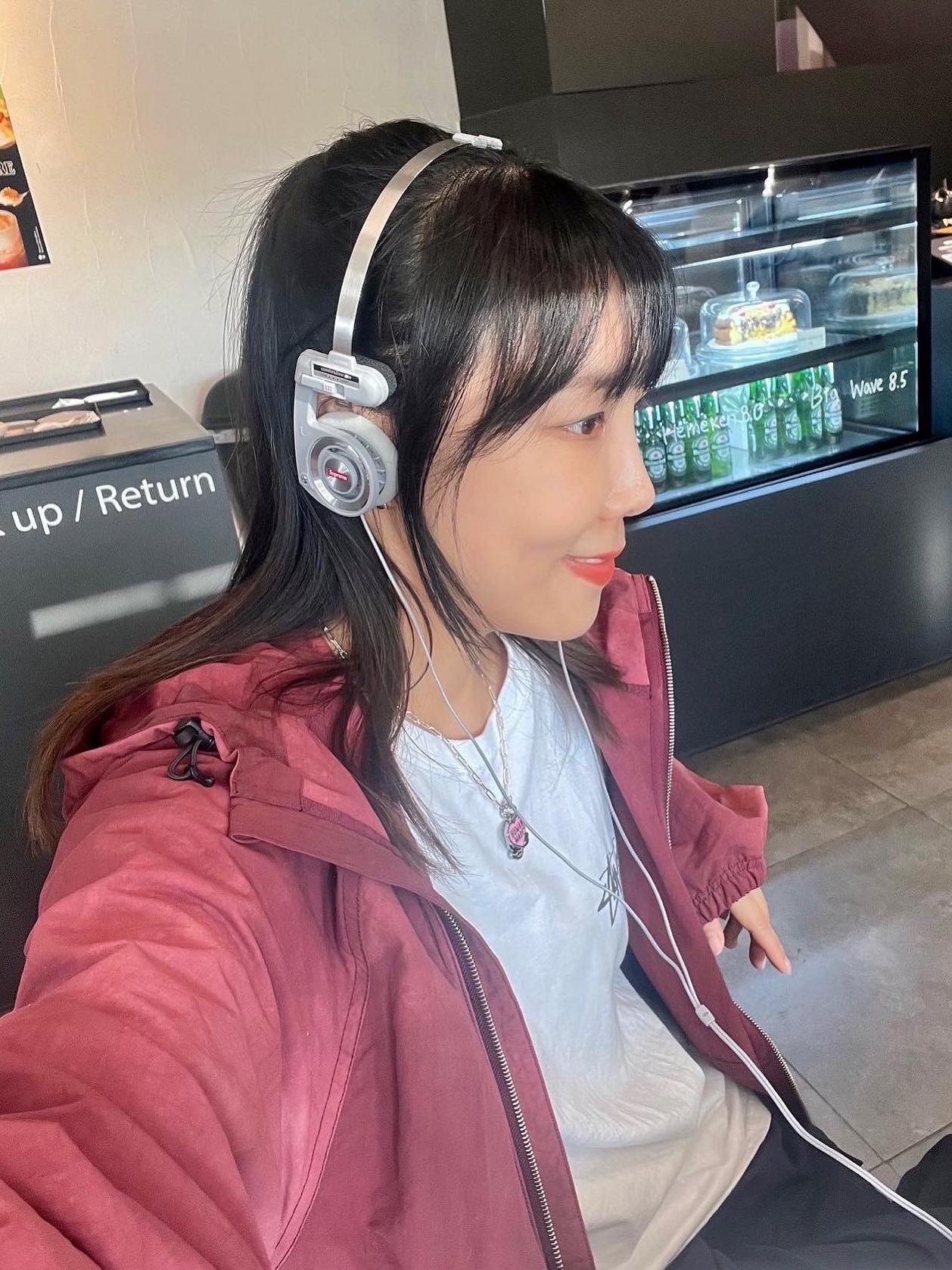 Stussy Wave Dye Beach Shell Jacket Maroon, Supreme x Koss Portapro Headphones Silver - 23FW 착용 스타일 - 2