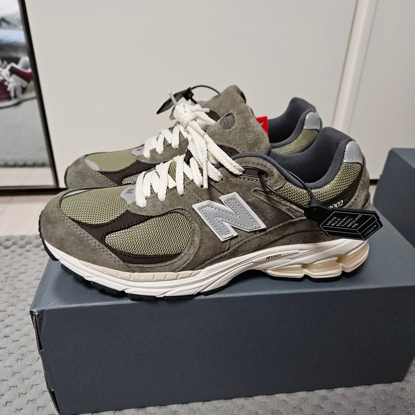 New Balance 2002R Special Vintage Khaki 착용 스타일 - 2