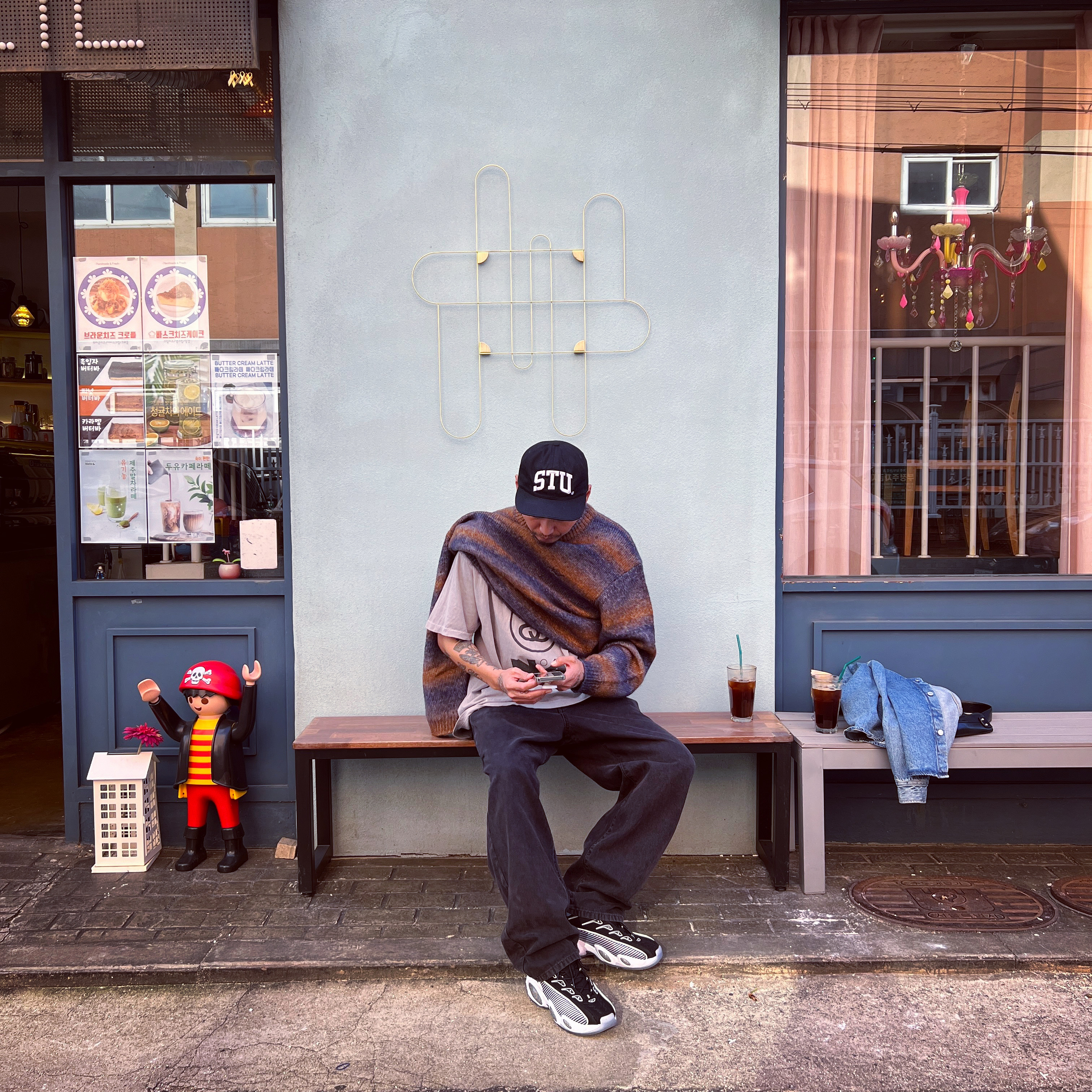 Nike x Drake Nocta Glide Black White Clear, Stussy Stu Arch Strapback Cap Black 착용 스타일