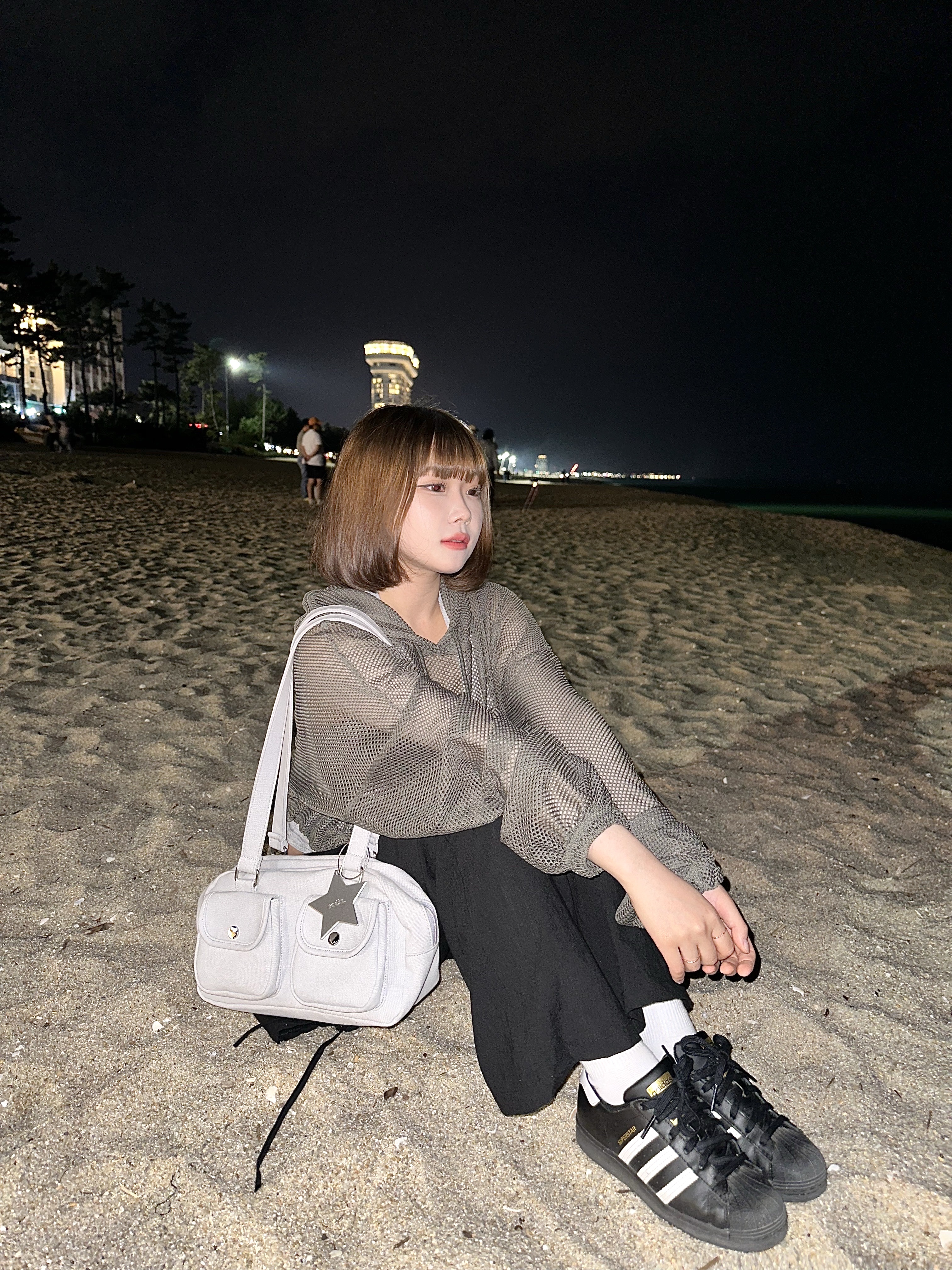 Adidas Superstar Core Black White 착용 스타일 - 2