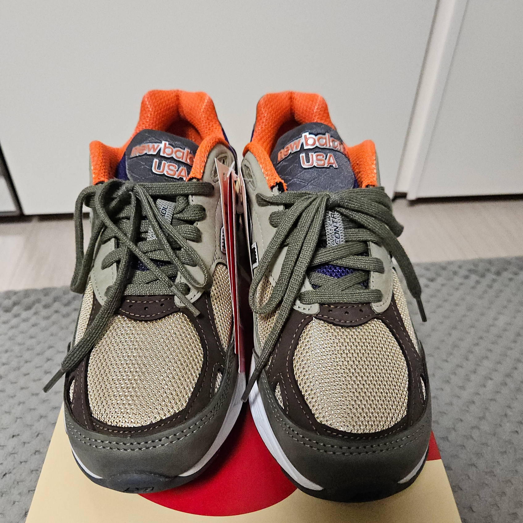 New Balance 990v3 Made in USA Tan Orange 착용 스타일 - 1