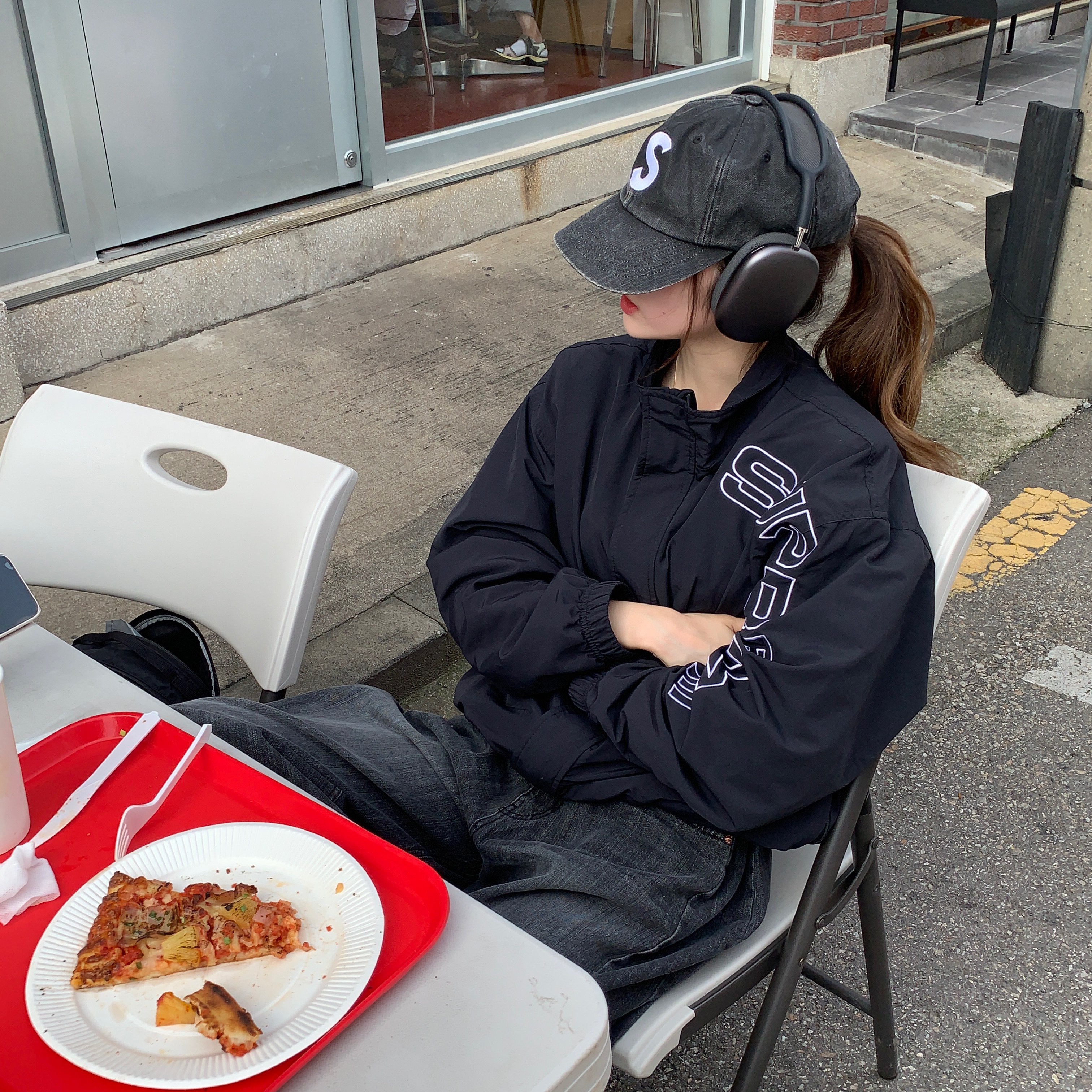 Supreme Spellout Embroidered Track Jacket Black - 23FW, Supreme Pigment Canvas S Logo 6-Panel Black - 23SS 착용 스타일 - 2