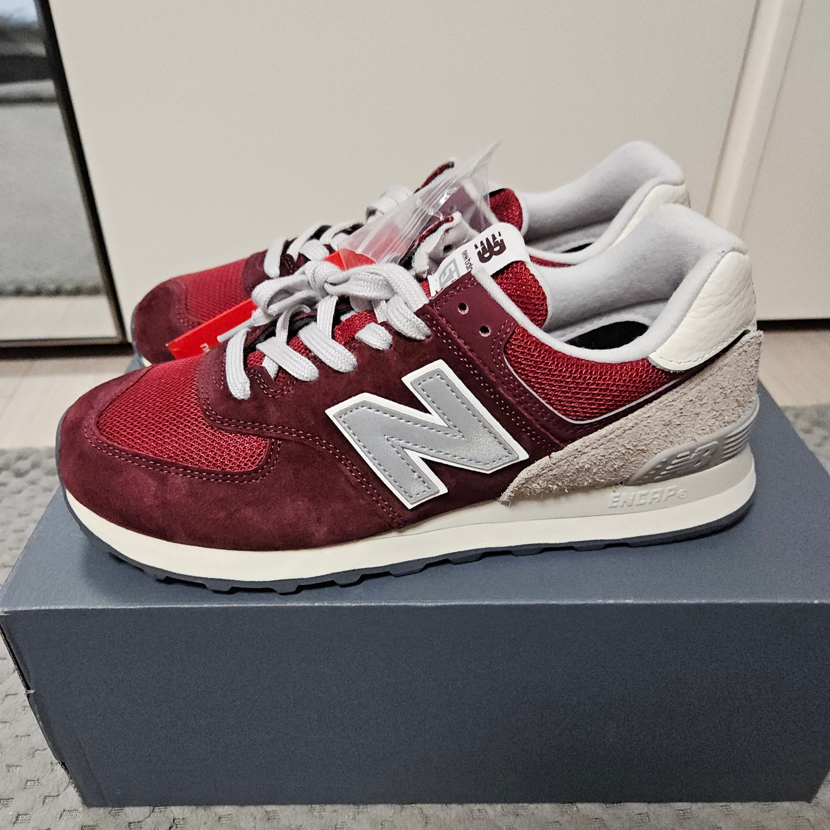 New Balance 574 Classics Lunar New Year Classic Crimson 착용 스타일 - 2