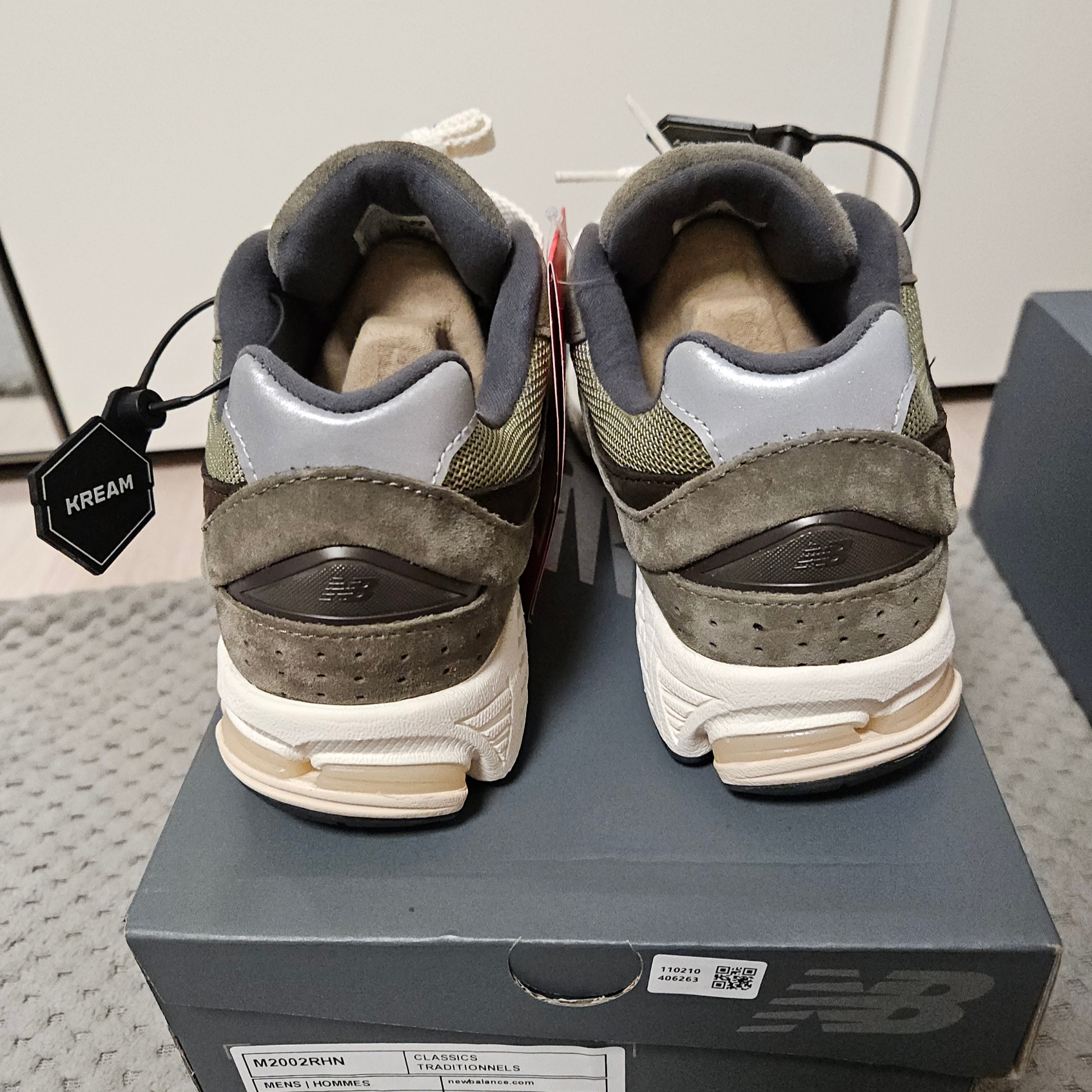 New Balance 2002R Special Vintage Khaki 착용 스타일 - 3