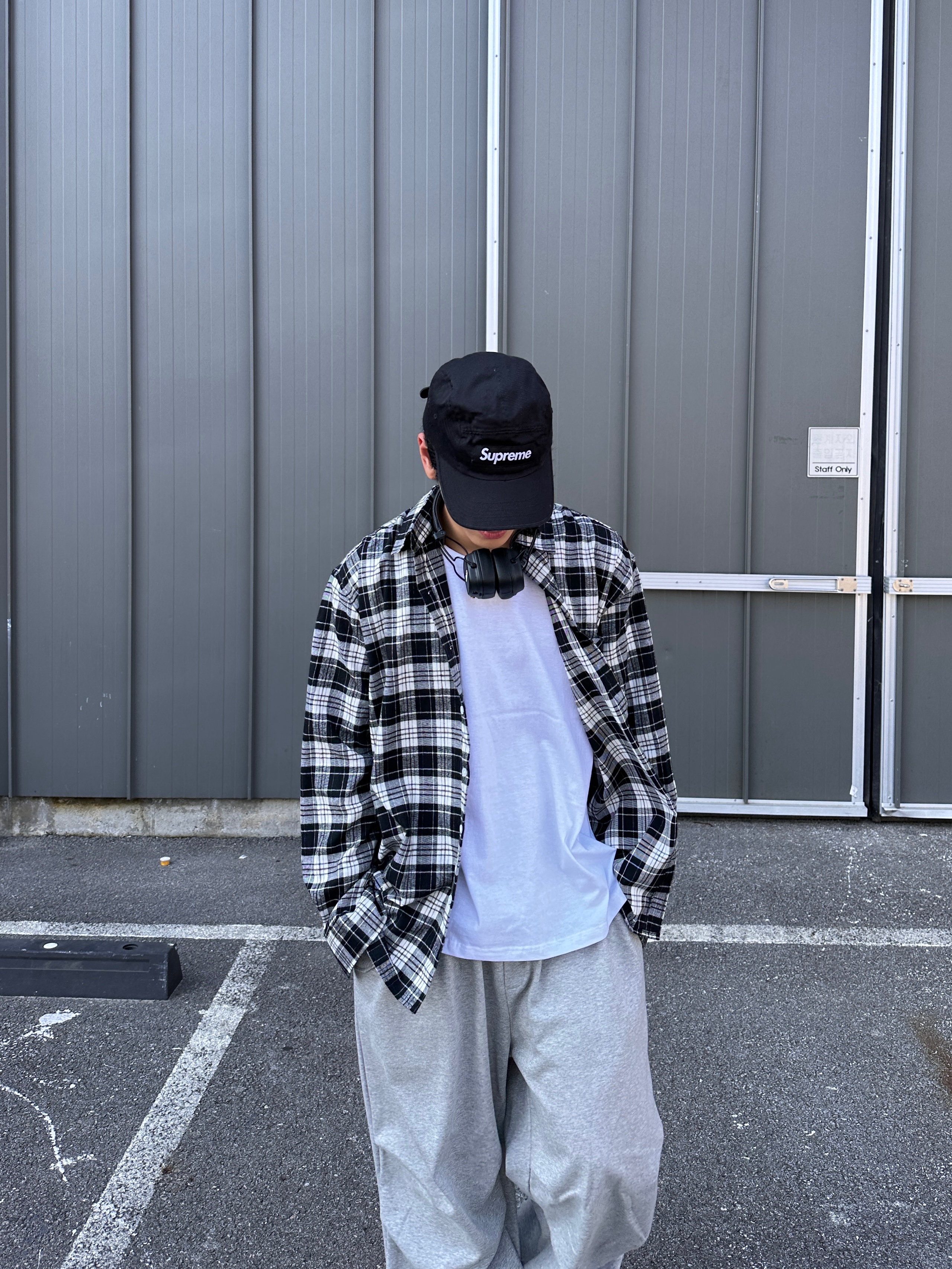 Maison Mihara Yasuhiro Wayne OG Sole Leather Low-top Sneakers Black White, Supreme Washed Chino Twill Camp Cap Black 착용 스타일 - 5