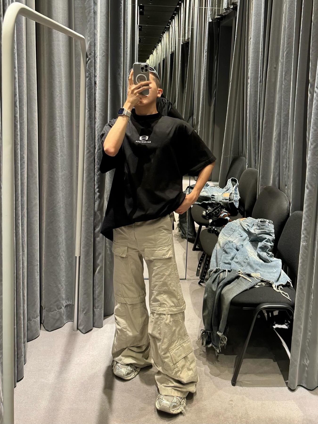 Balenciaga Flared Cargo Pants Beige, Balenciaga Skin Cat Sunglasses Silver 착용 스타일 - 1