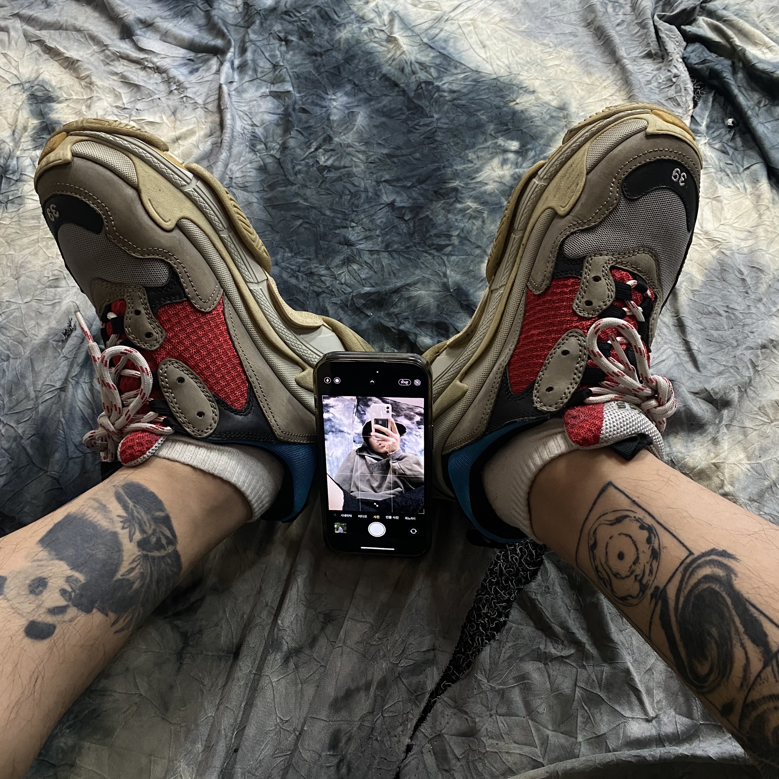 Balenciaga Triple S Sneakers Black 착용 스타일 - 1