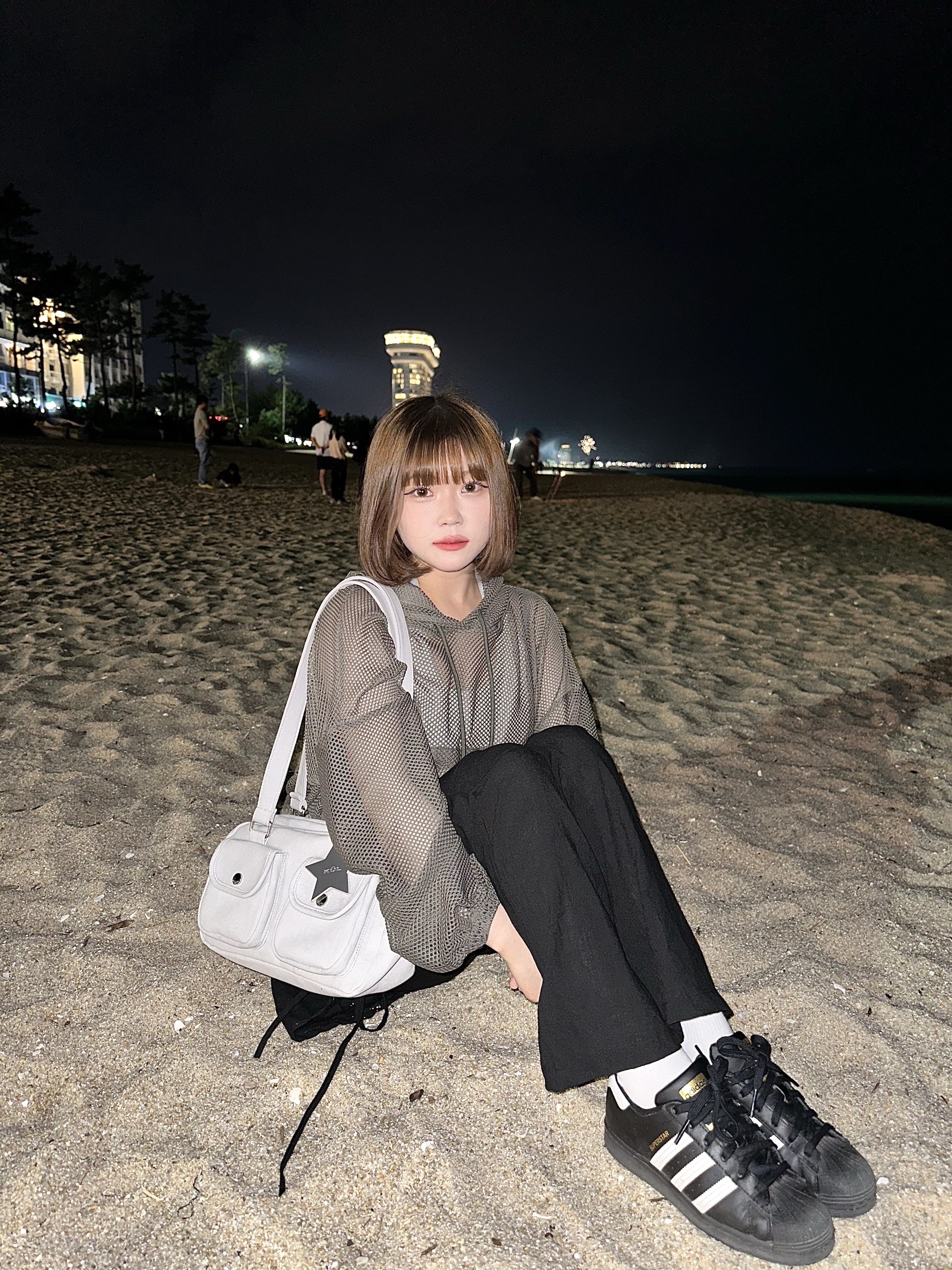 Adidas Superstar Core Black White 착용 스타일 - 1