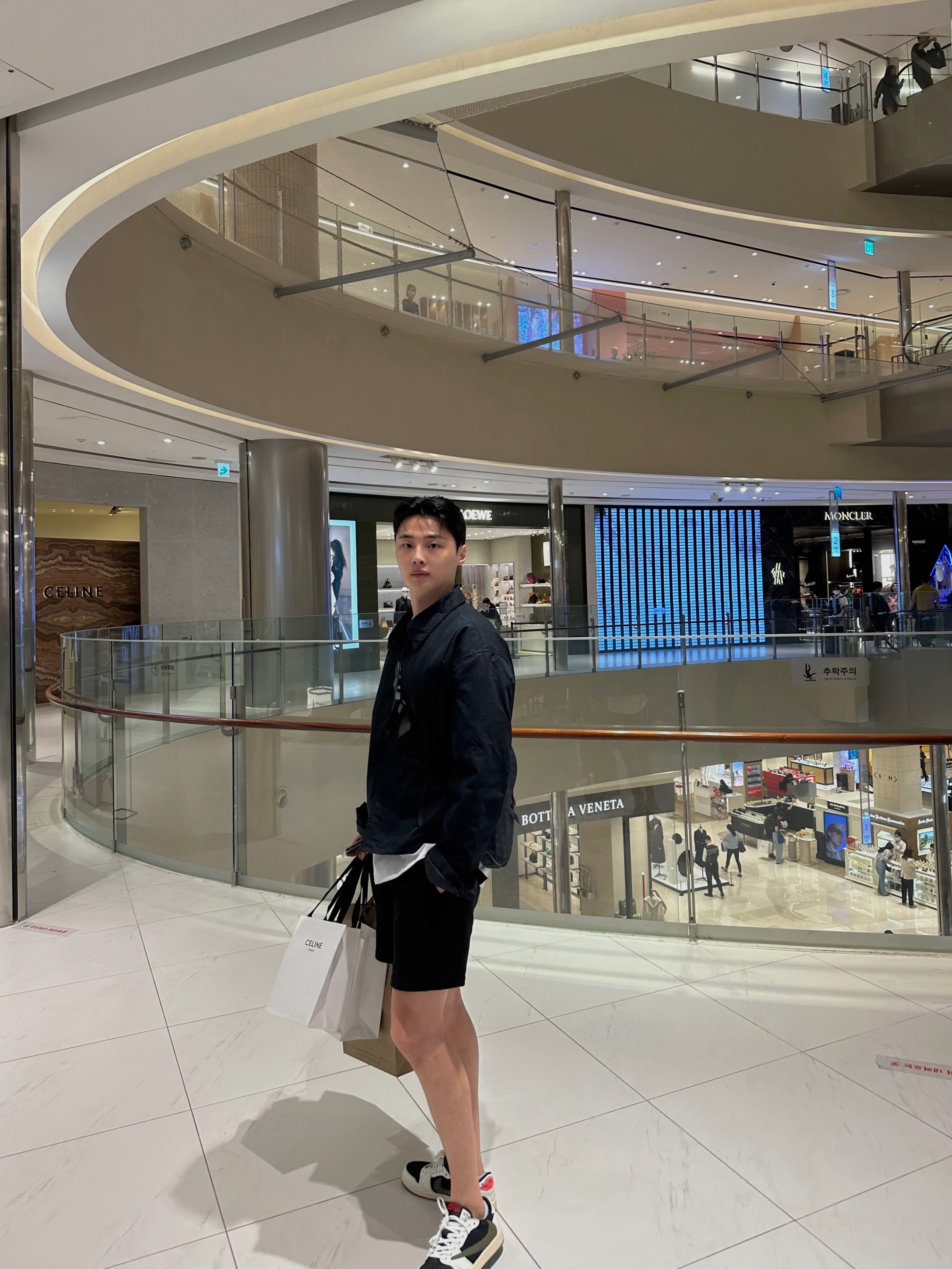 Dior Saddle Bag Black Dior Oblique Jacquard, (W) Jordan 1 x Travis Scott Retro Low OG SP Medium Olive 착용 스타일 - 5